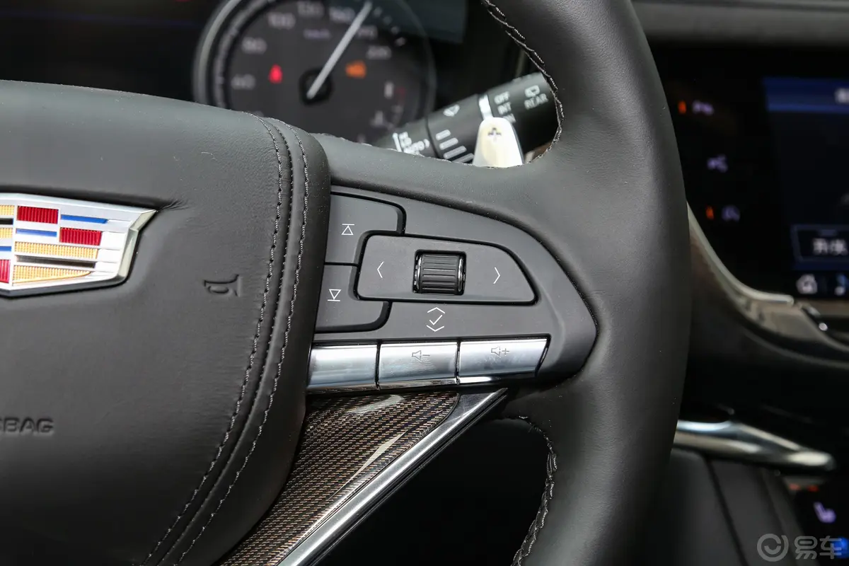 凯迪拉克XT6轻混 120周年纪念版 2.0T 四驱铂金型 6座右侧方向盘功能按键