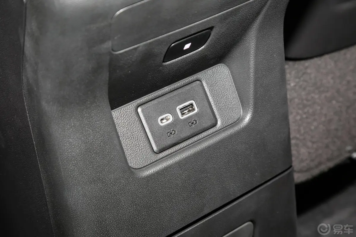 凯迪拉克XT6轻混 120周年纪念版 2.0T 四驱铂金型 6座后排充电口
