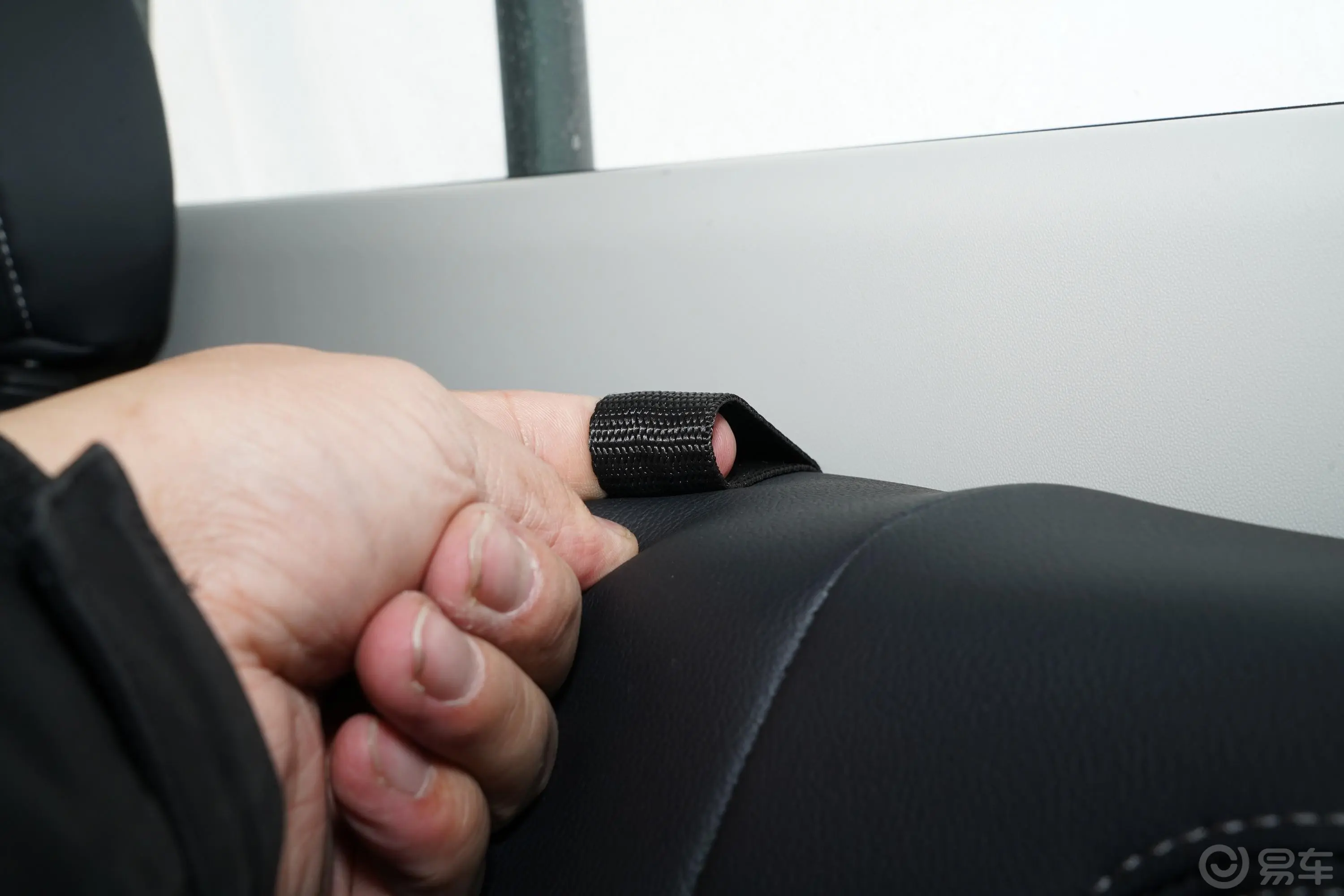 宝典2.5T 四驱标轴舒享版 柴油后备箱内座椅放倒按钮