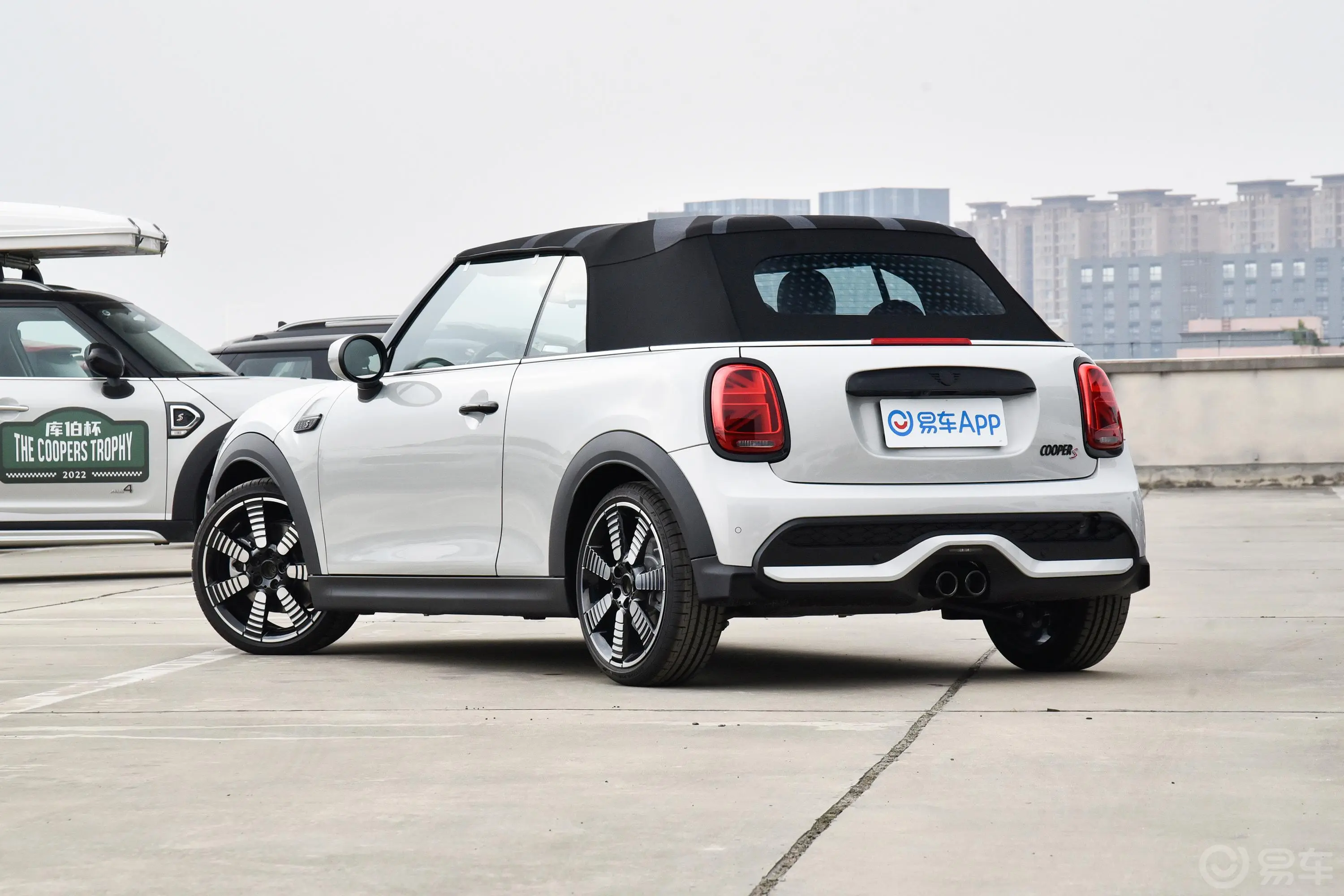 MINI CABRIO改款 2.0T COOPER S CABRIO 艺术家侧后45度车头向左水平