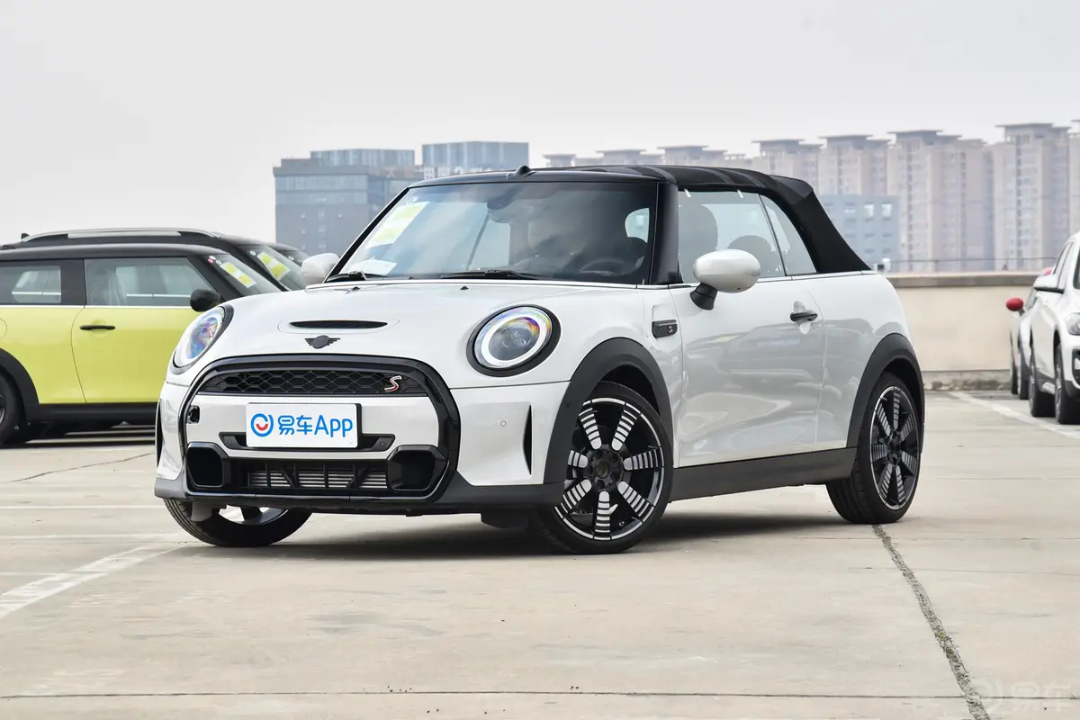 MINI CABRIO改款 2.0T COOPER S CABRIO 艺术家侧前45度车头向左水平