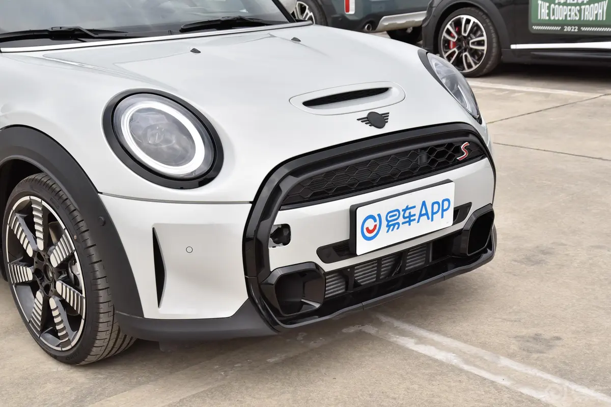 MINI CABRIO改款 2.0T COOPER S CABRIO 艺术家前格栅侧俯拍