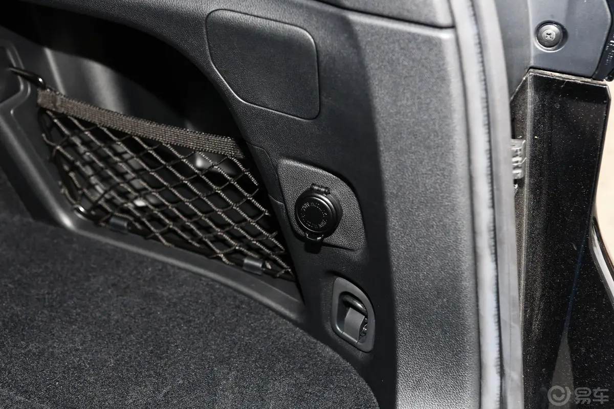 傲虎2.5i AWD运动版Eyesight行李厢电源接口