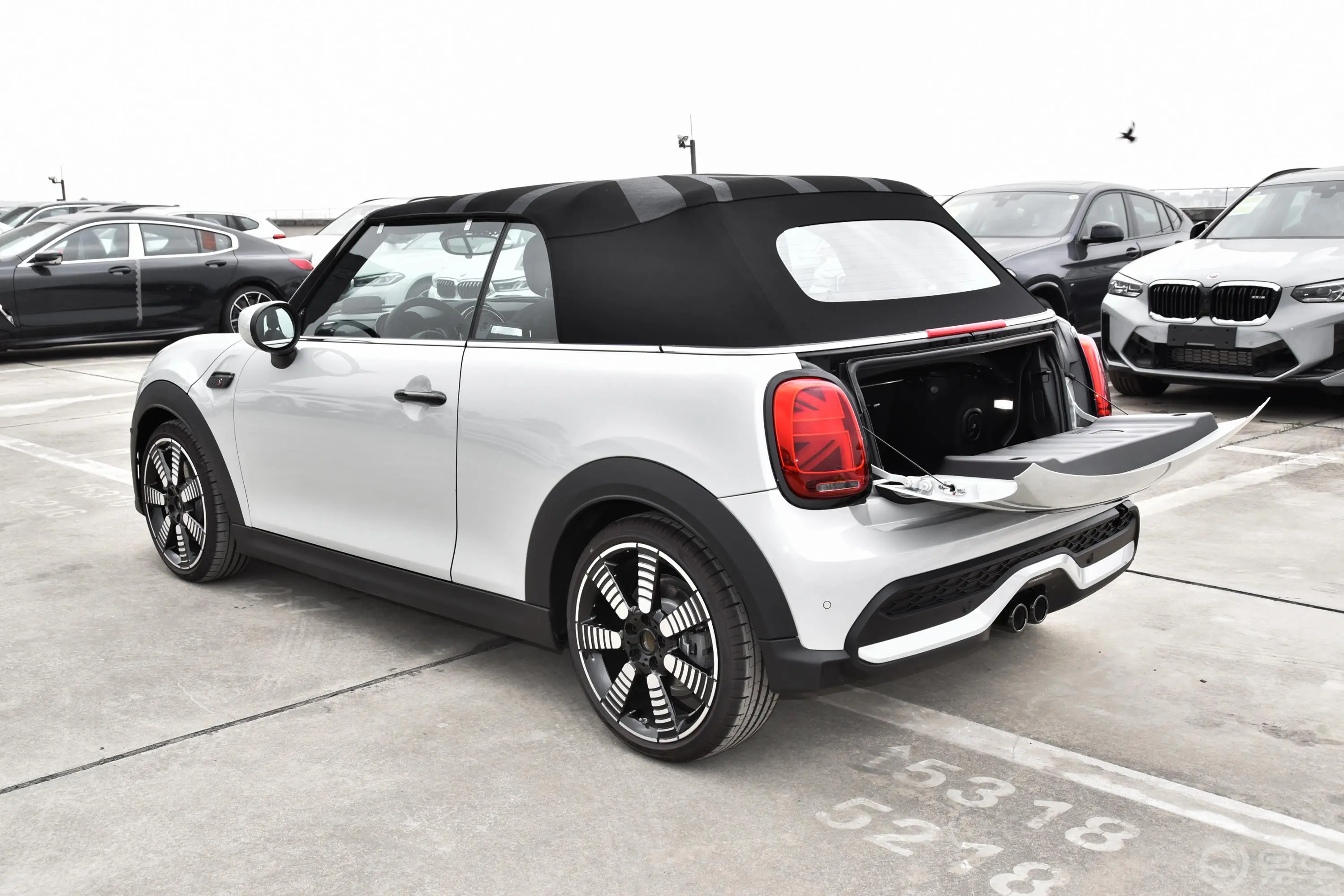 MINI CABRIO改款 2.0T COOPER S CABRIO 艺术家后备厢开启45度侧拍