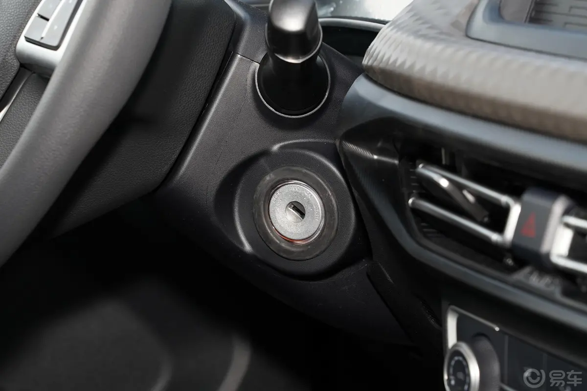 宝典1.8T 两驱标轴舒享版 汽油钥匙孔或一键启动按键
