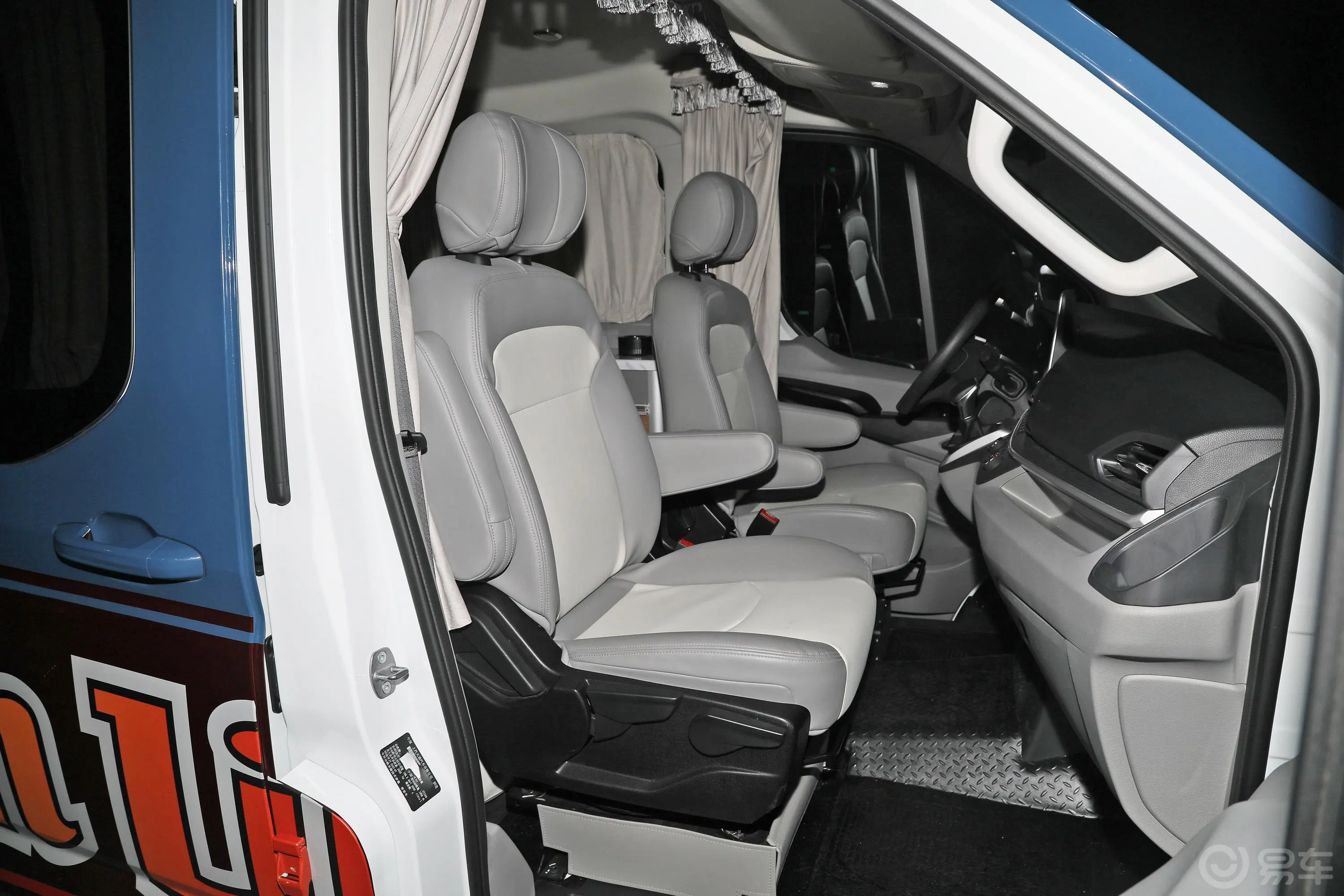新途V90露营版 2.0T 自动前驱短轴中顶 4座副驾驶座椅