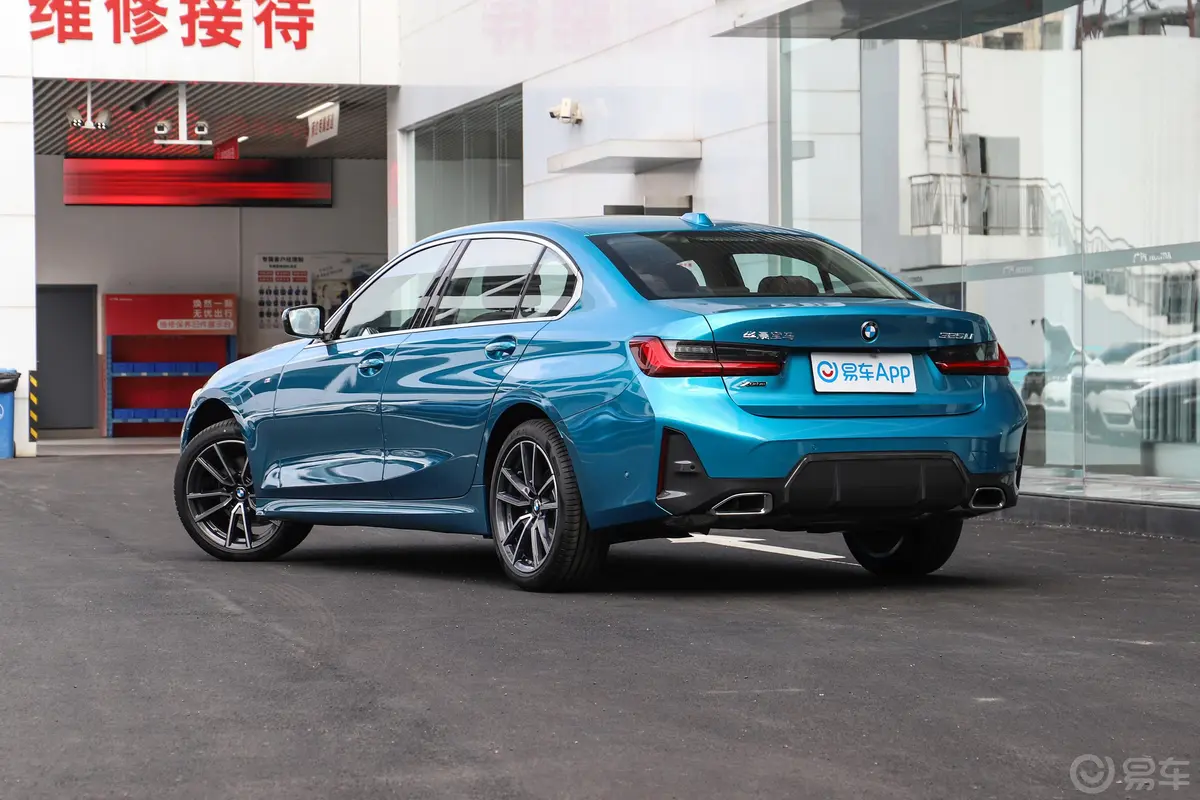 宝马3系325Li xDrive M运动套装侧后45度车头向左水平