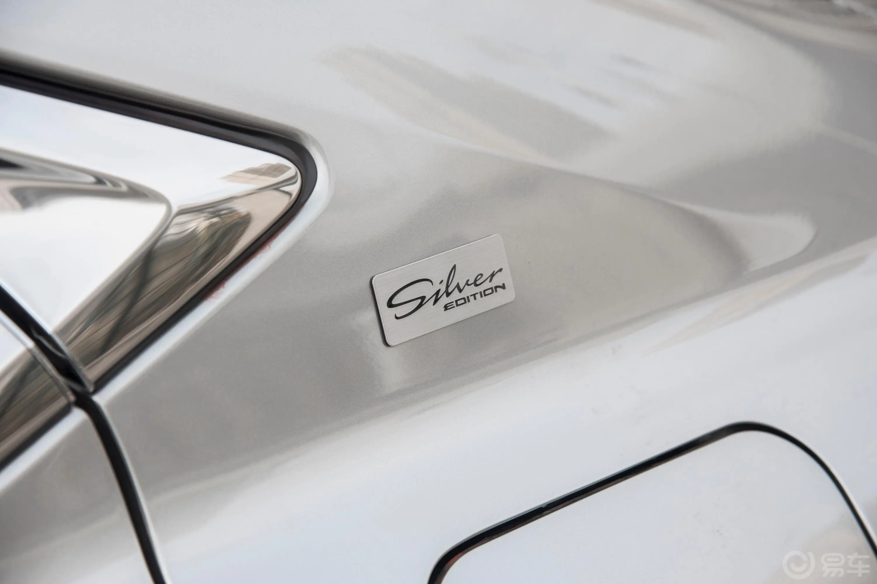 雷克萨斯ES300h 银辉限定版外观细节