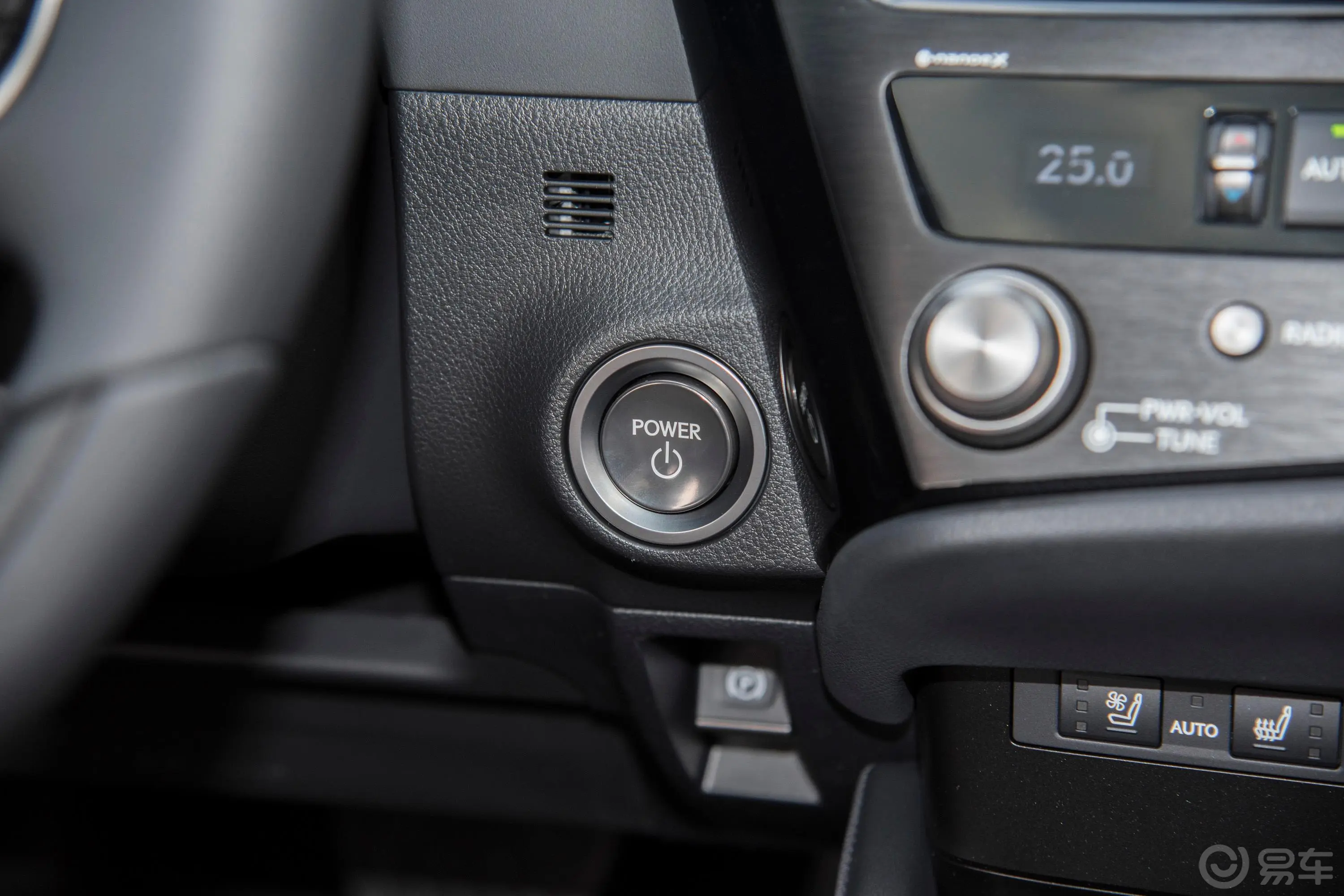 雷克萨斯ES300h 银辉限定版钥匙孔或一键启动按键