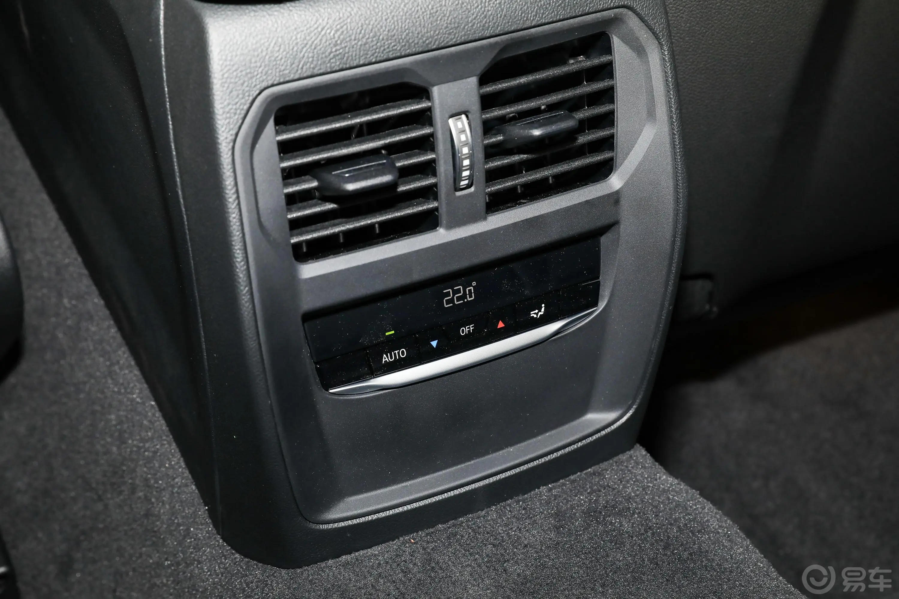 宝马4系双门轿跑车 425i M运动套装后排空调控制键