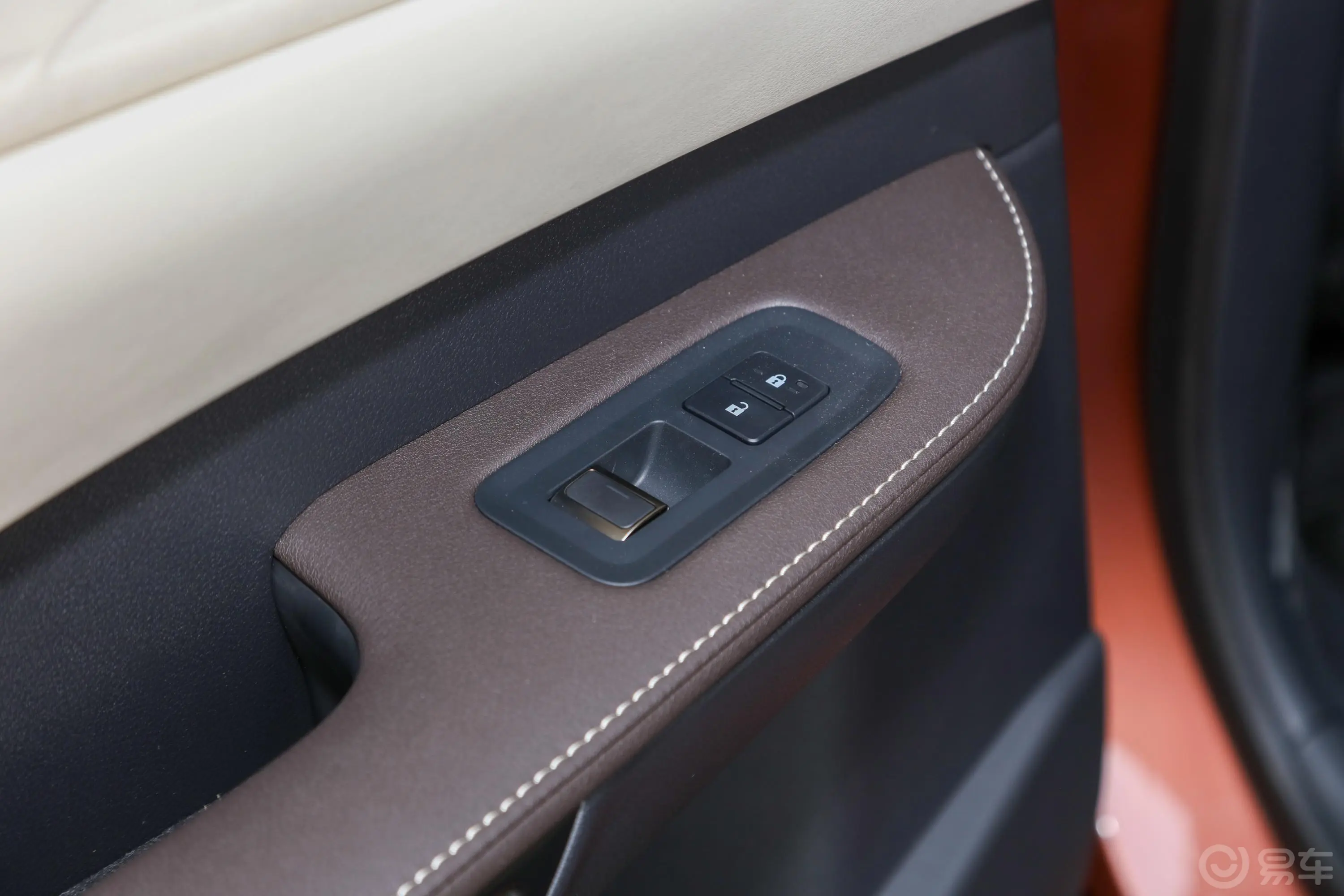 雷克萨斯RX 插电混动450h+ 畅享版后车窗调节