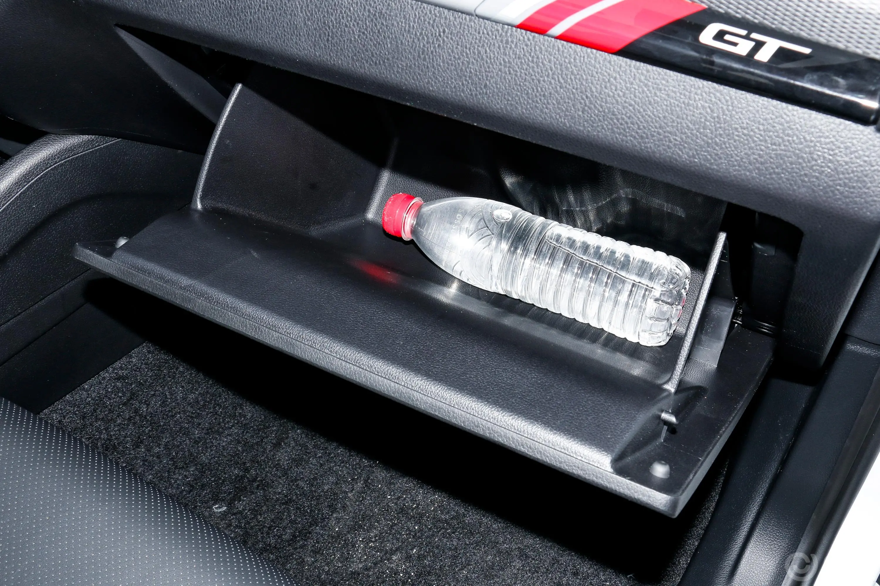 柯米克GT 1.5L 臻享版手套箱空间水瓶横置