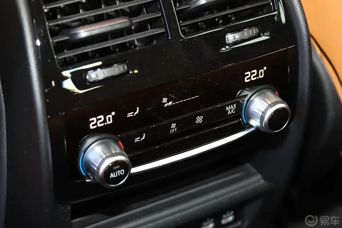 宝马6系GT630i 豪华设计套装后排空调控制键