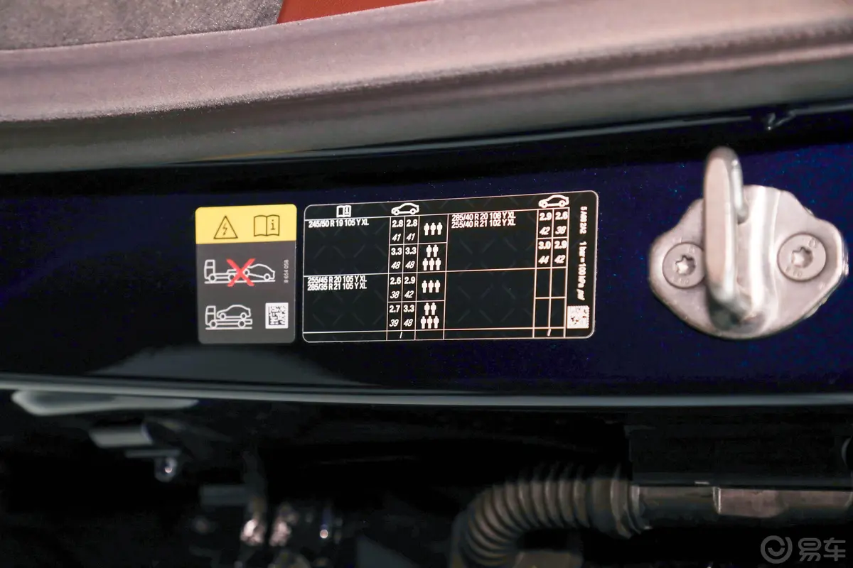 宝马i7xDrive60L M运动套装胎压信息铭牌