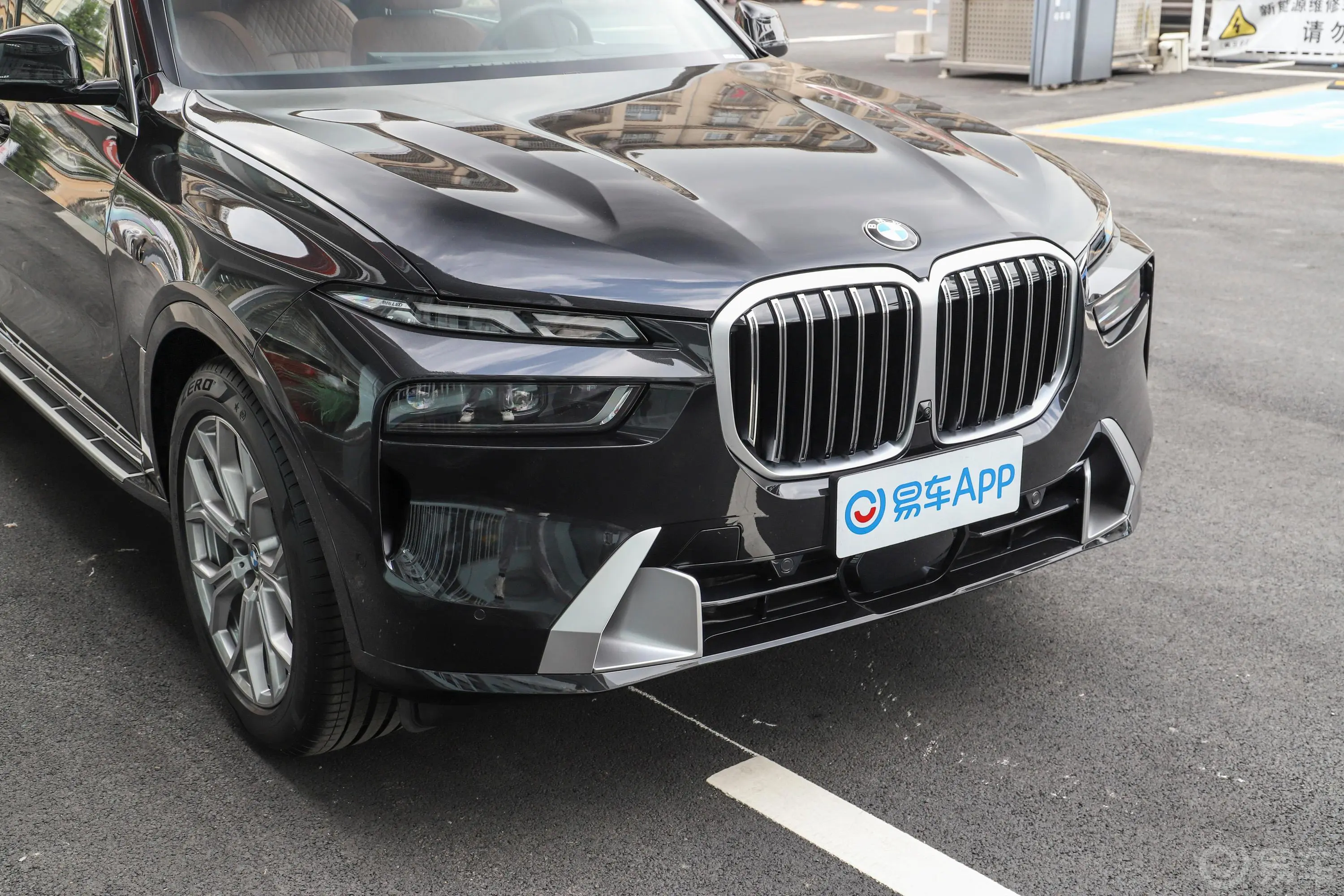 宝马X7xDrive40i 尊享型 豪华套装前格栅侧俯拍