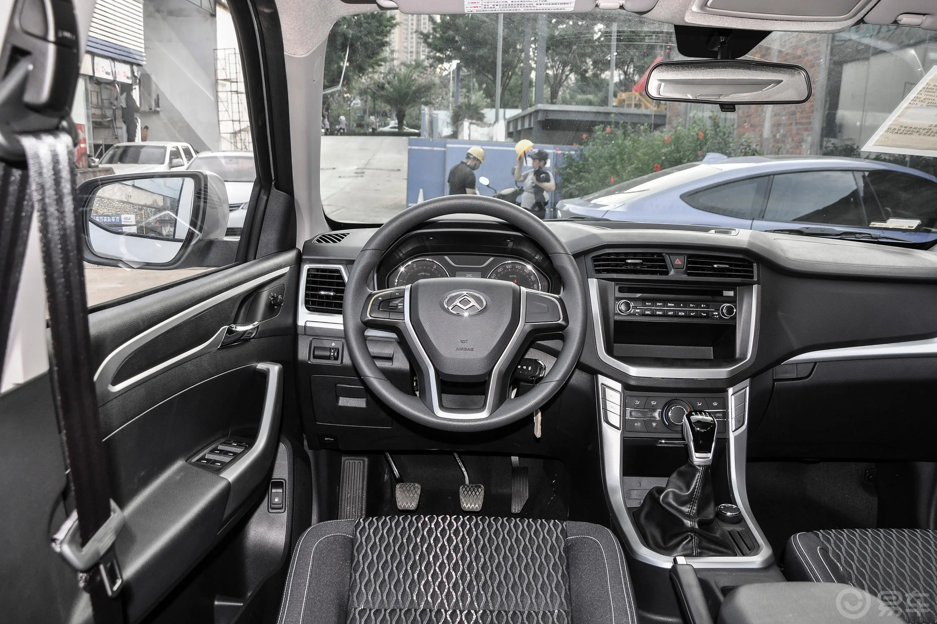 大通T60五周年纪念版 2.0T 手动四驱长箱舒适版驾驶位区域