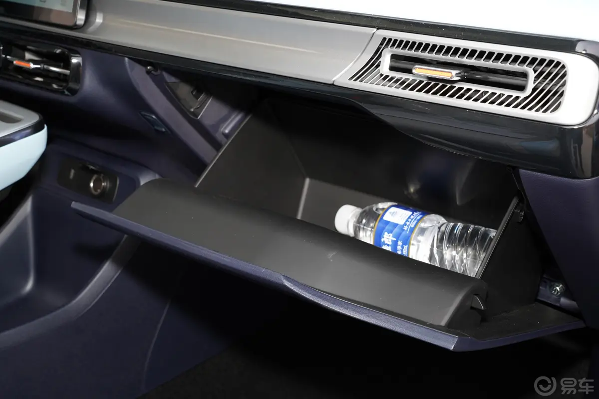 AION YPlus 610km 80 智领版手套箱空间水瓶横置