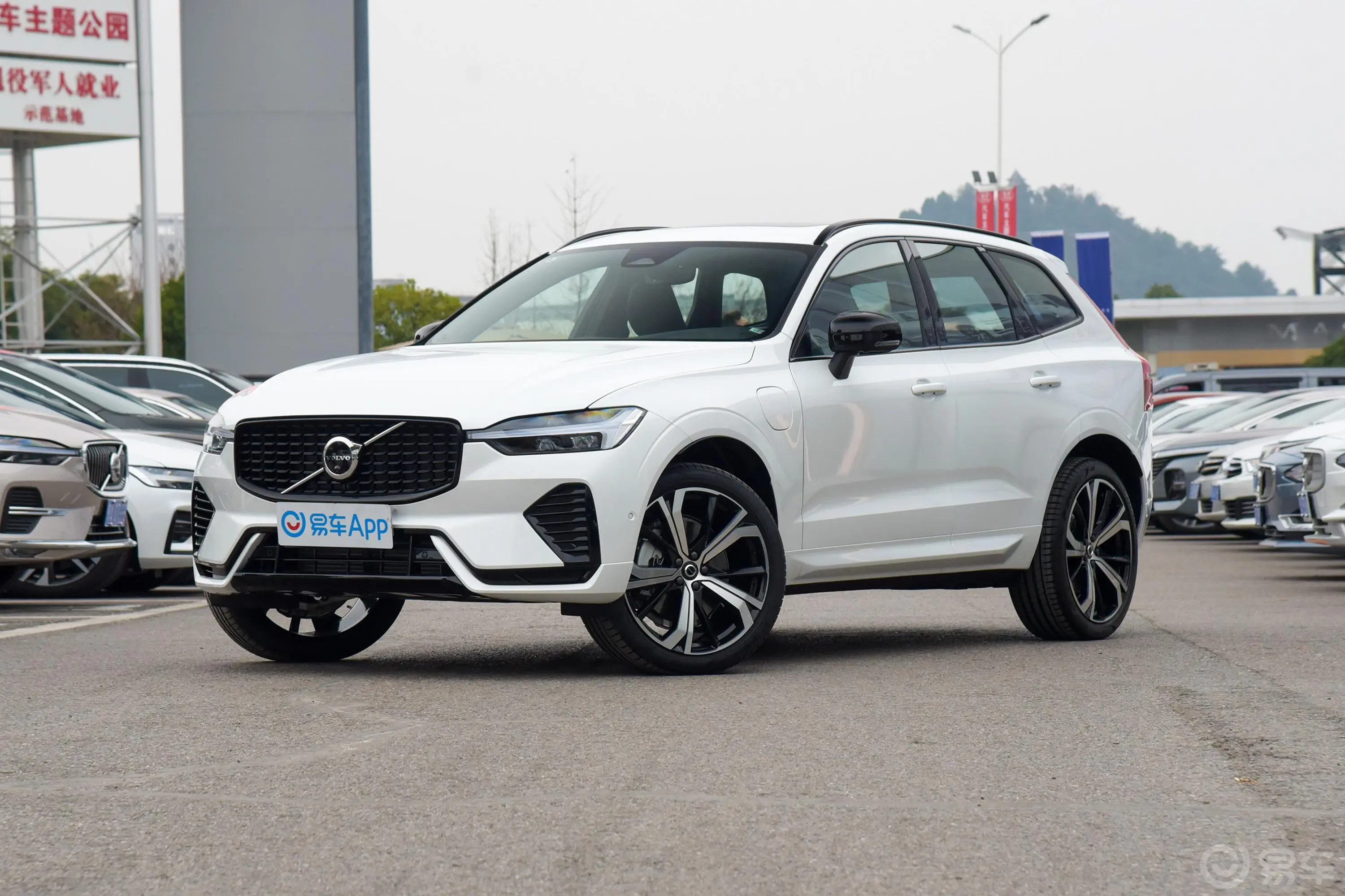 沃尔沃XC60 RECHARGET8 长续航 智远运动版侧前45度车头向左水平