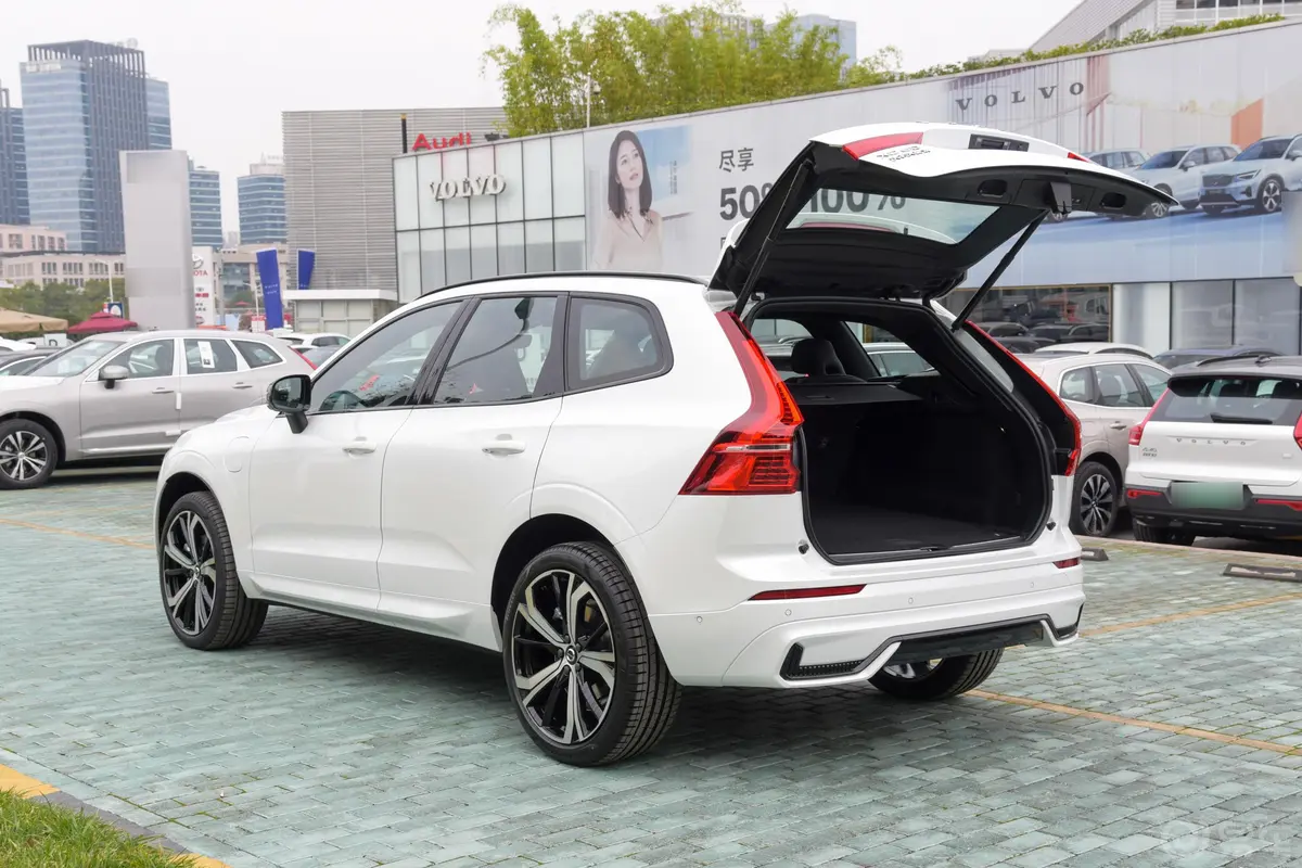 沃尔沃XC60 RECHARGET8 长续航 智远运动版后备厢开启45度侧拍