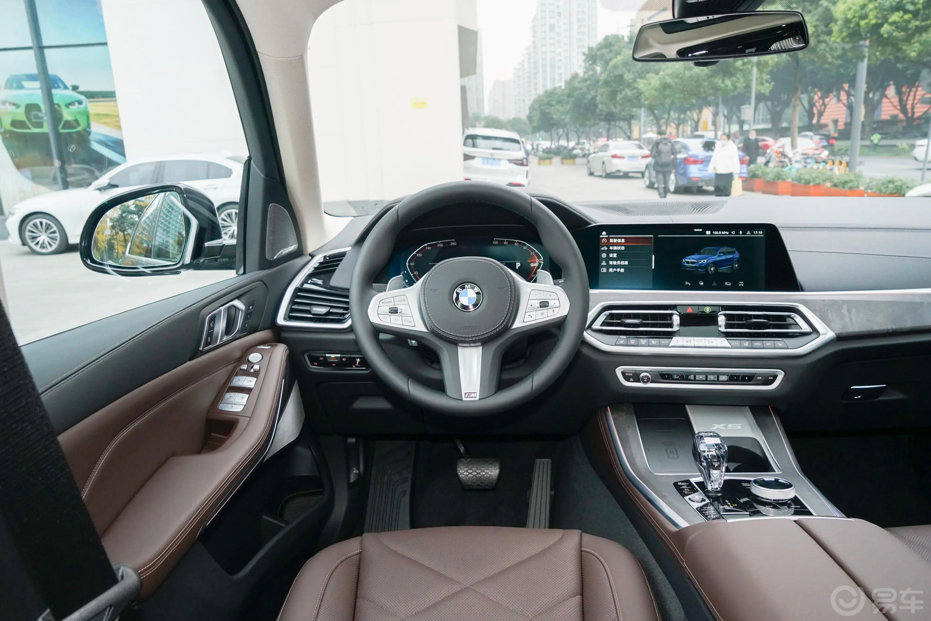 宝马X5改款 xDrive30Li 尊享型M运动套装驾驶位区域