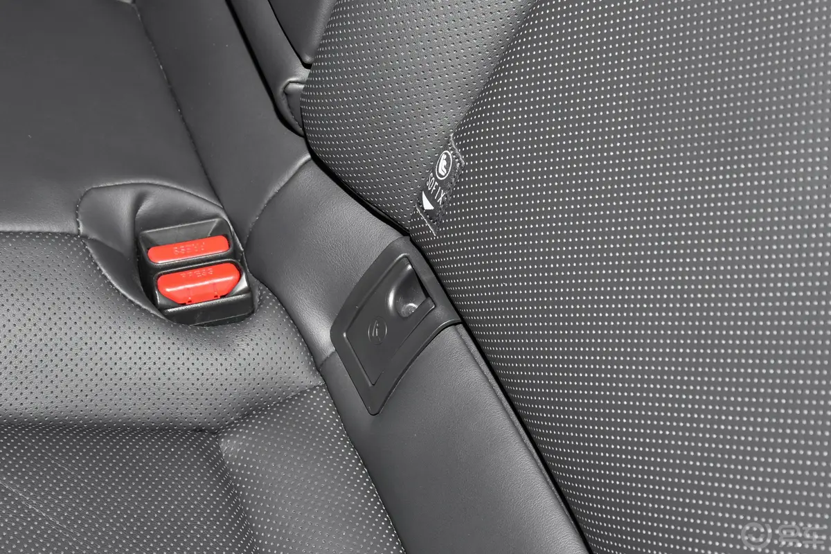 皇冠SportCross双擎 2.5L 四驱尊贵版儿童座椅接口