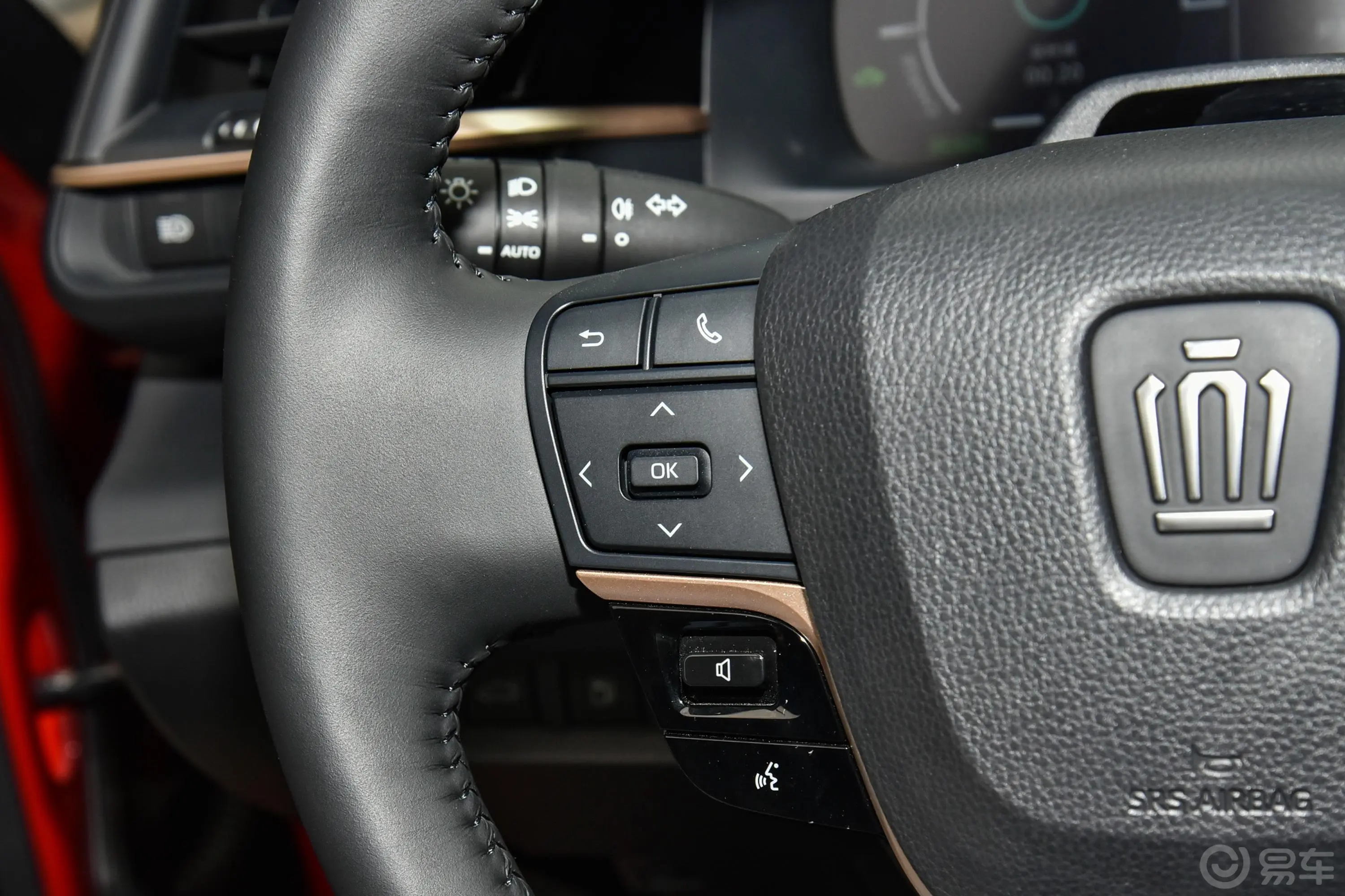 皇冠SportCross双擎 2.5L 四驱尊贵版左侧方向盘功能按键