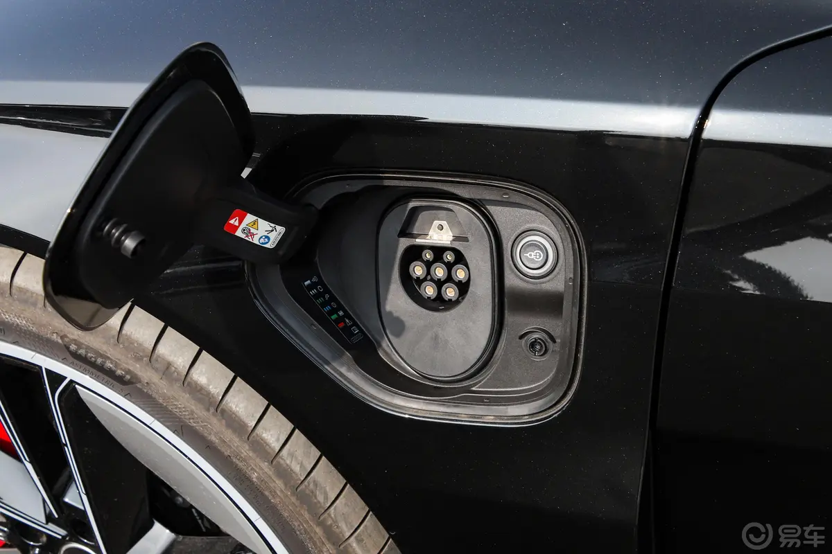 奥迪RS e-tron GT495km慢充充电口