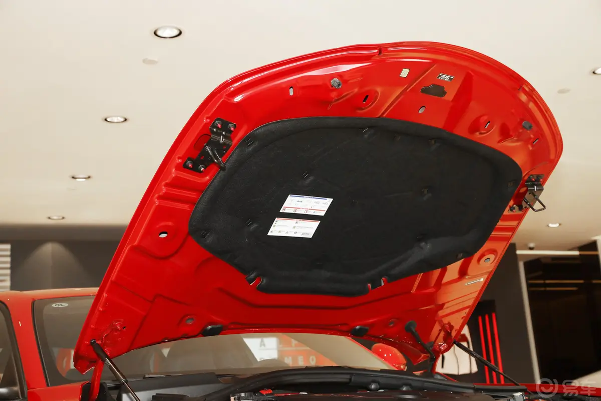 Giulia朱丽叶2.0T 周冠宇特别版发动机舱盖内侧