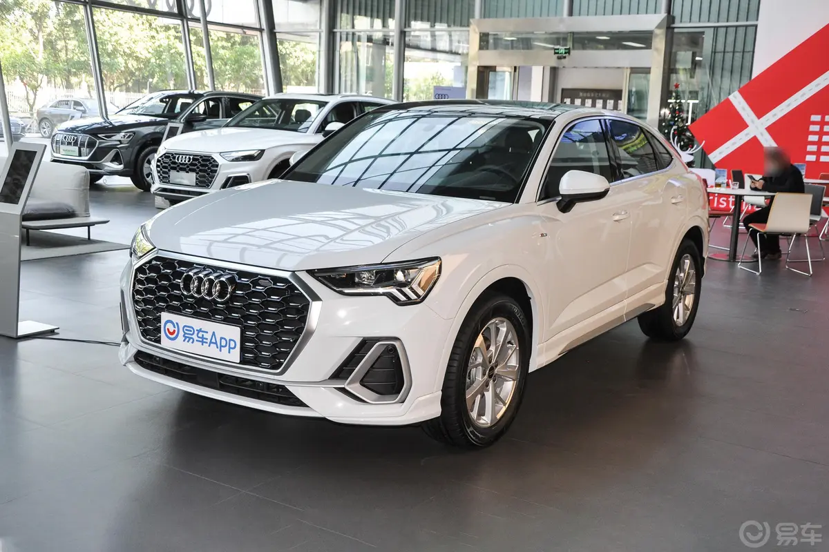 奥迪Q3 Sportback35 TFSI 进取型侧前45度车头向左水平