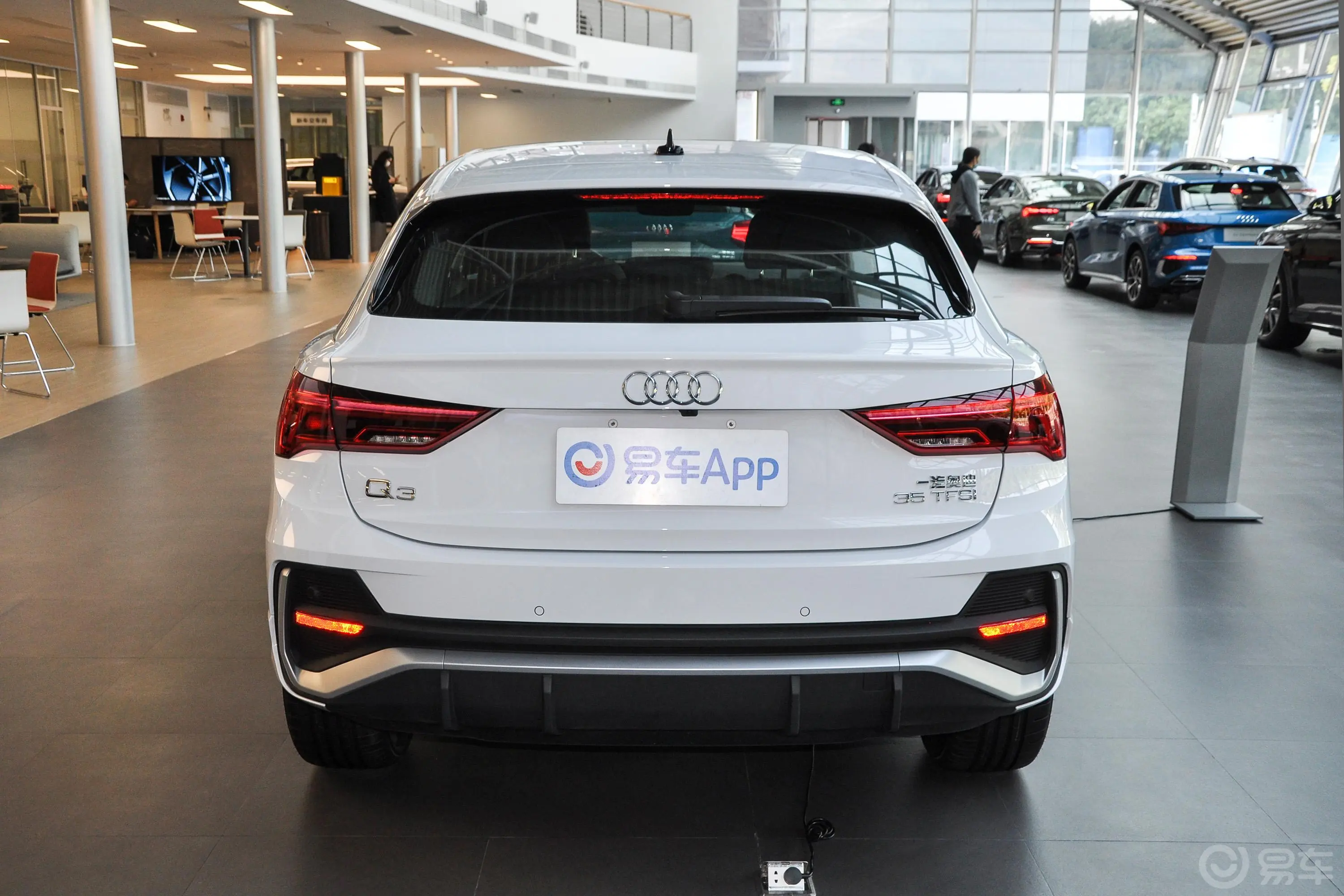 奥迪Q3 Sportback35 TFSI 进取型正后水平