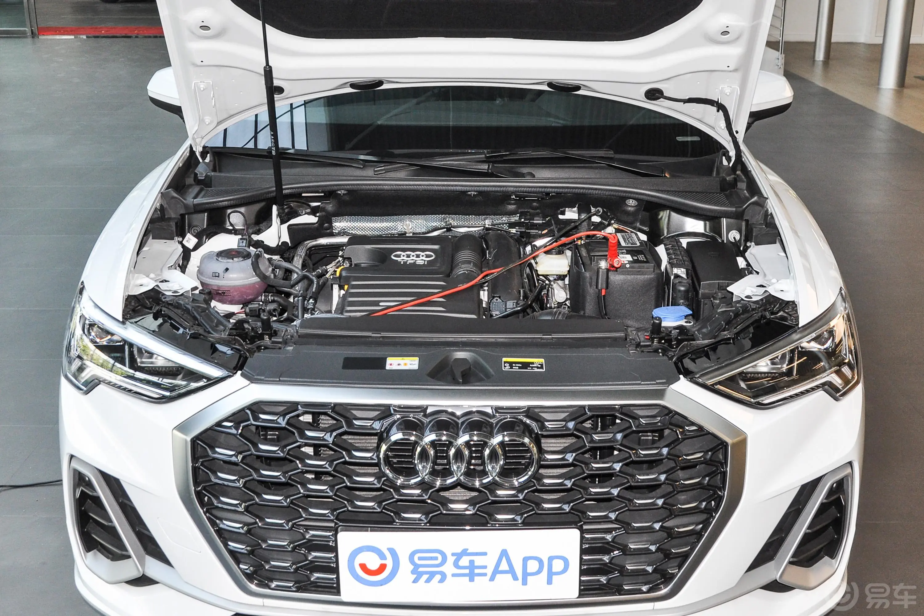 奥迪Q3 Sportback35 TFSI 进取型发动机舱整体