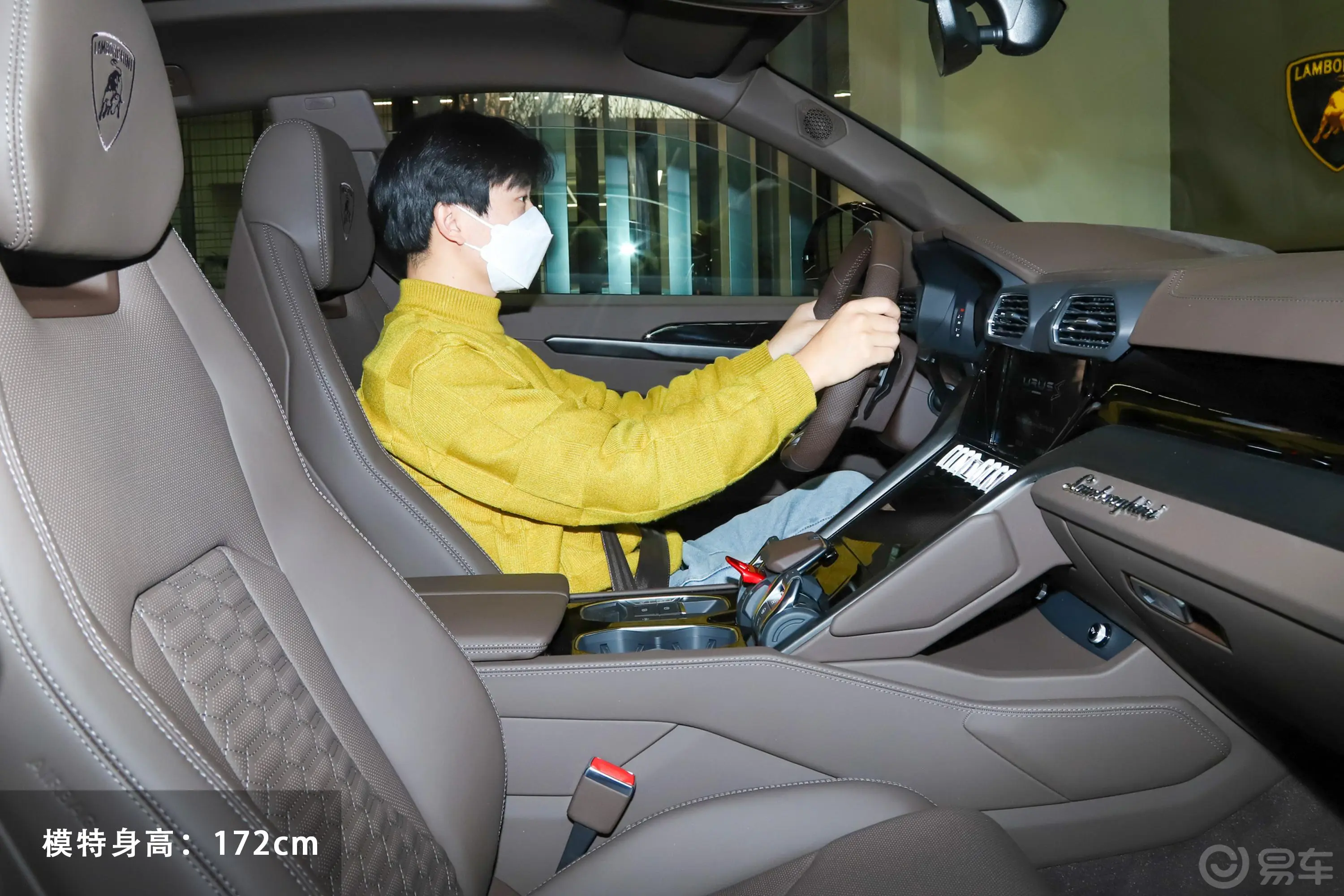 Urus4.0T V8 S前排空间体验