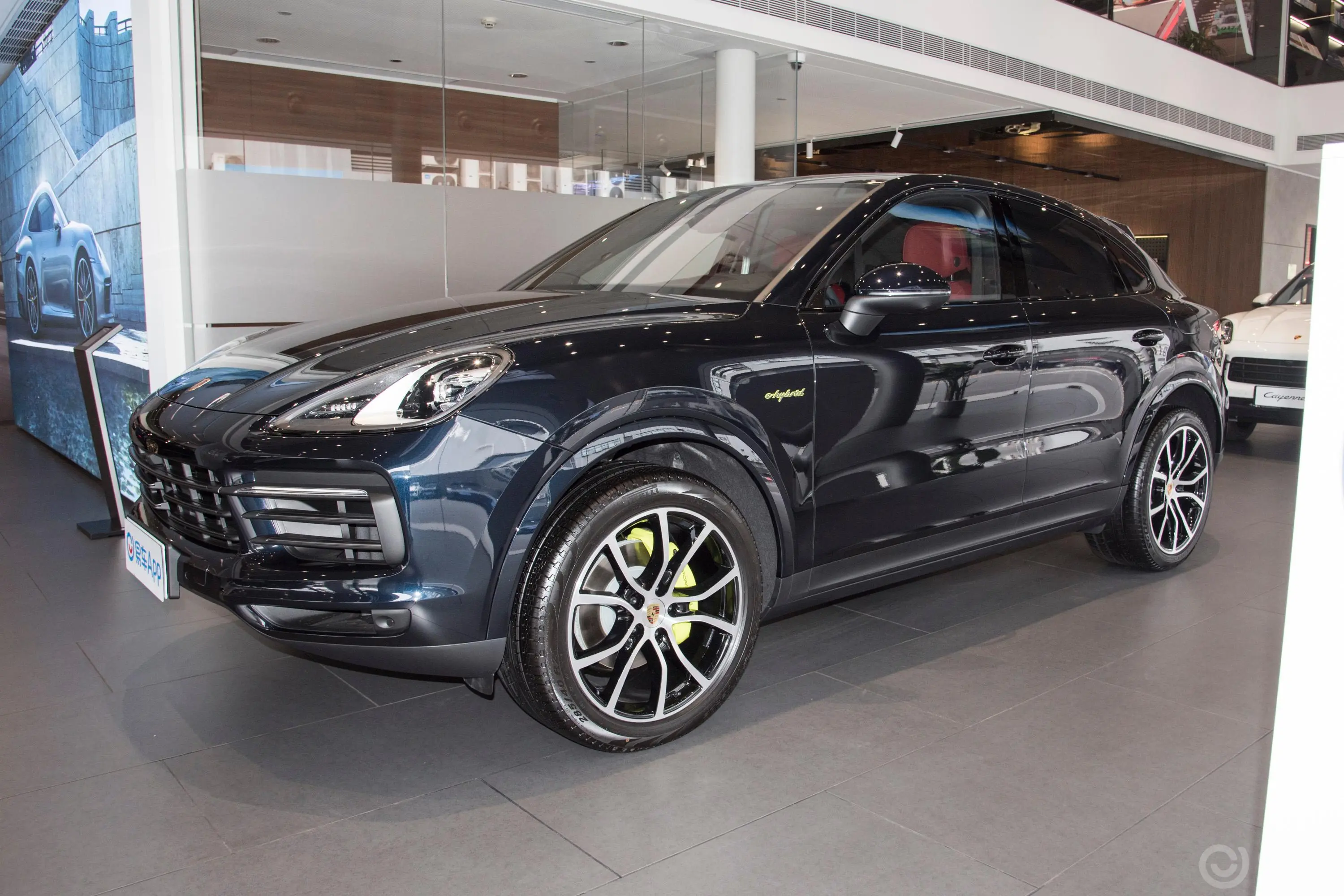 Cayenne E-HybridCayenne Coupé 2.0T 铂金版正侧车头向左水平