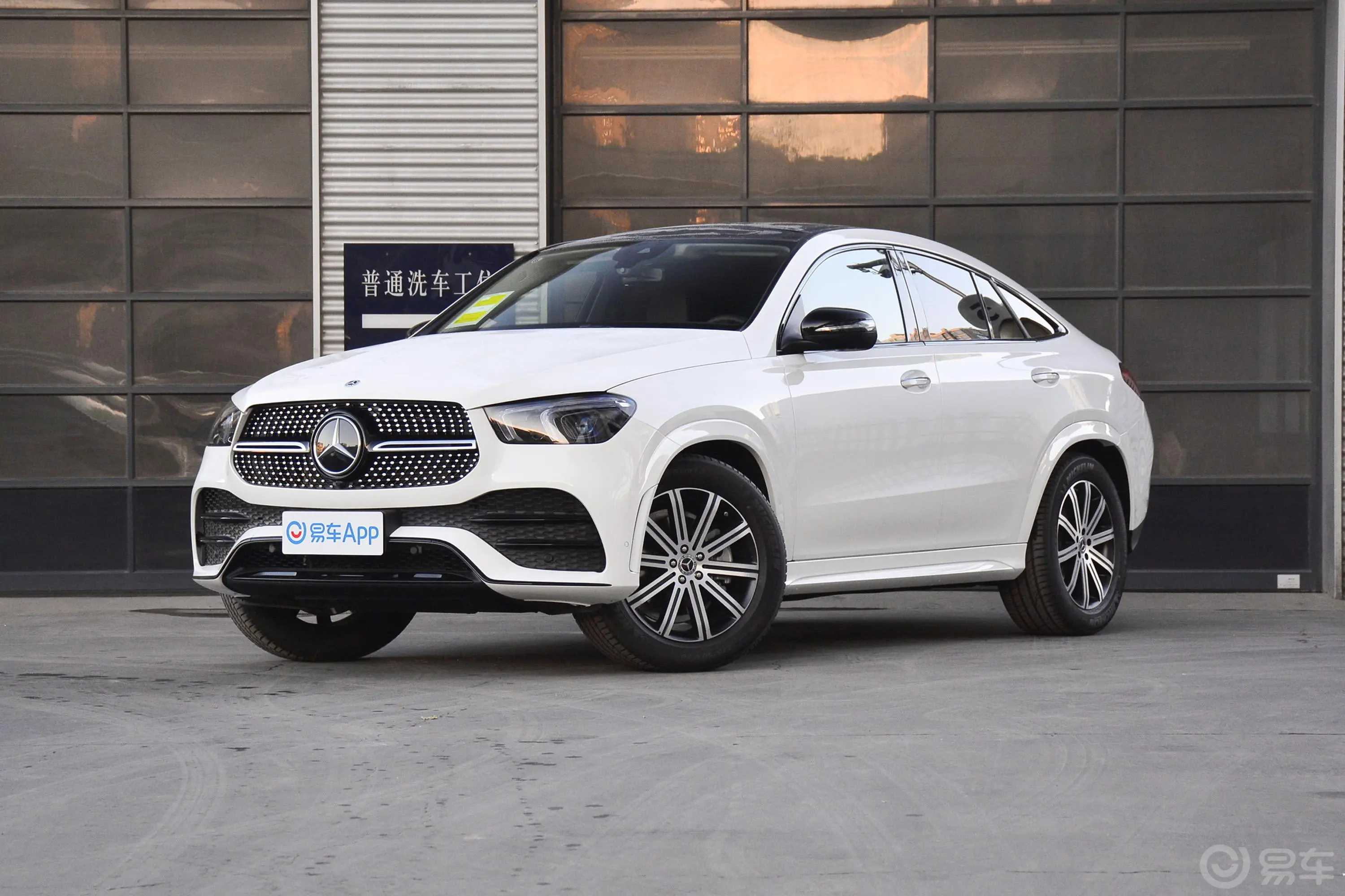 奔驰GLE轿跑GLE 350 4MATIC 轿跑SUV 豪华型侧前45度车头向左水平