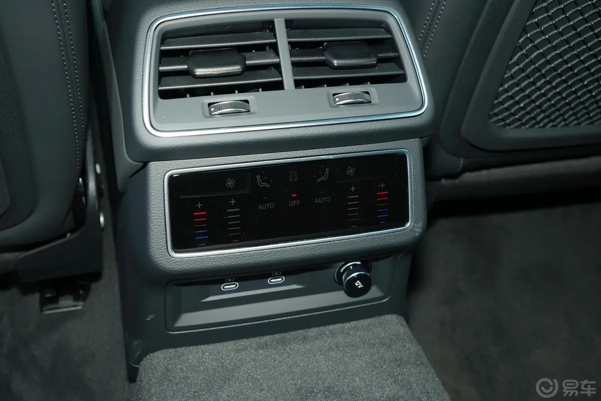 奥迪A755 TFSI quattro 尊享型后排空调控制键