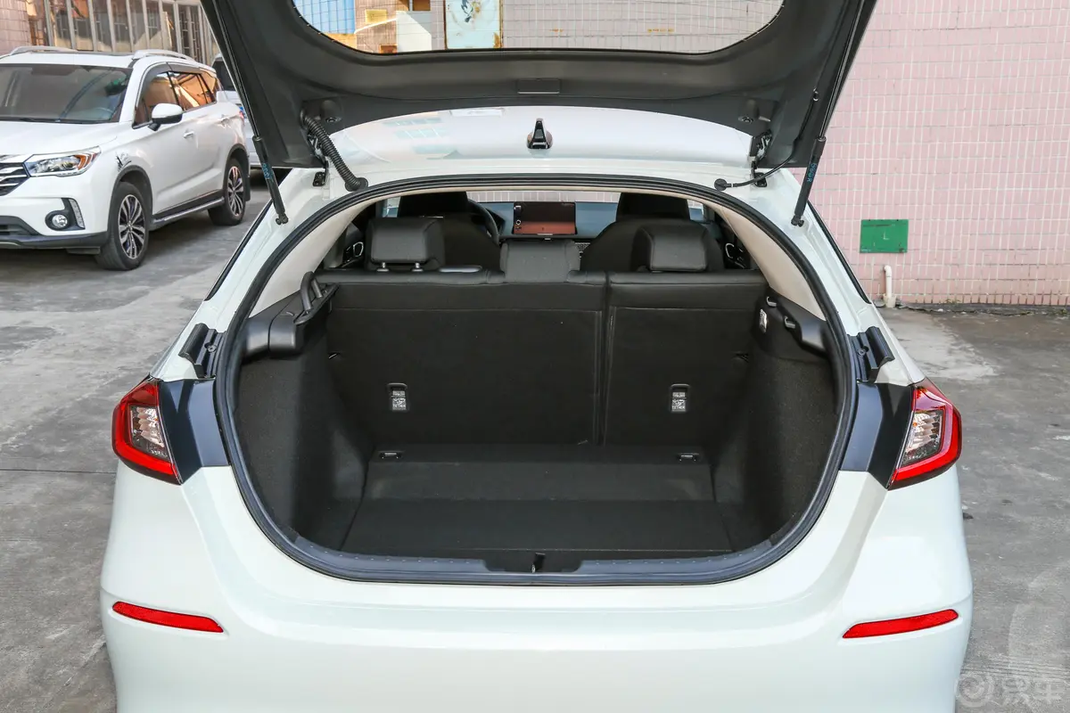 思域HATCHBACK e:HEV 2.0L E-CVT极曜版后备厢空间特写