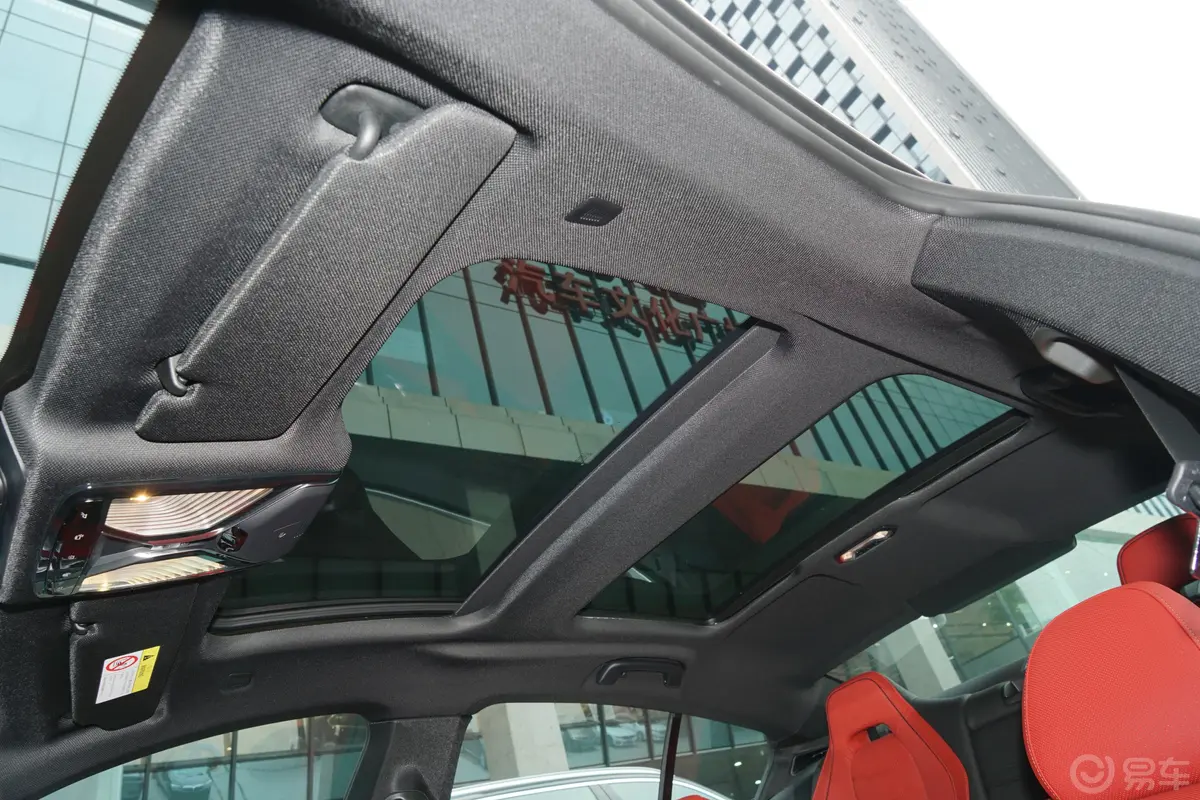 宝马8系四门轿跑车 840i xDrive M运动套装天窗内拍关闭