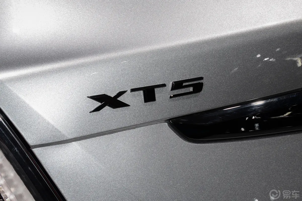 凯迪拉克XT5轻混 2.0T 四驱尊贵型黑钻版