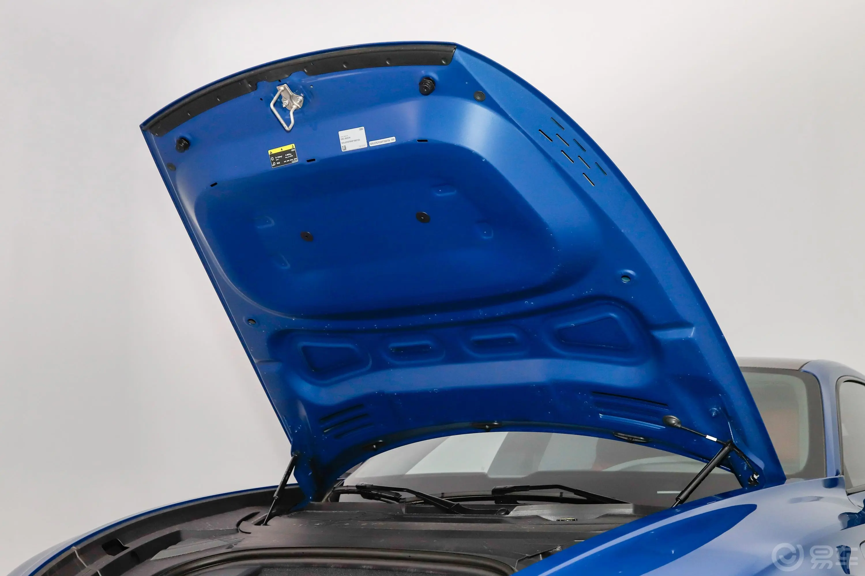 奥迪RS e-tron GT495km发动机舱盖内侧
