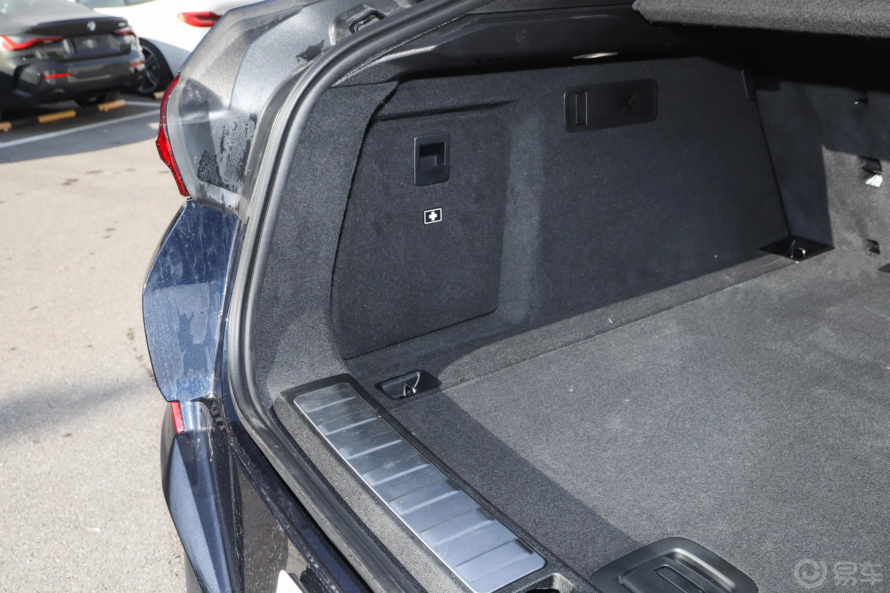 宝马X6xDrive40i 尊享型 M运动套装后备厢