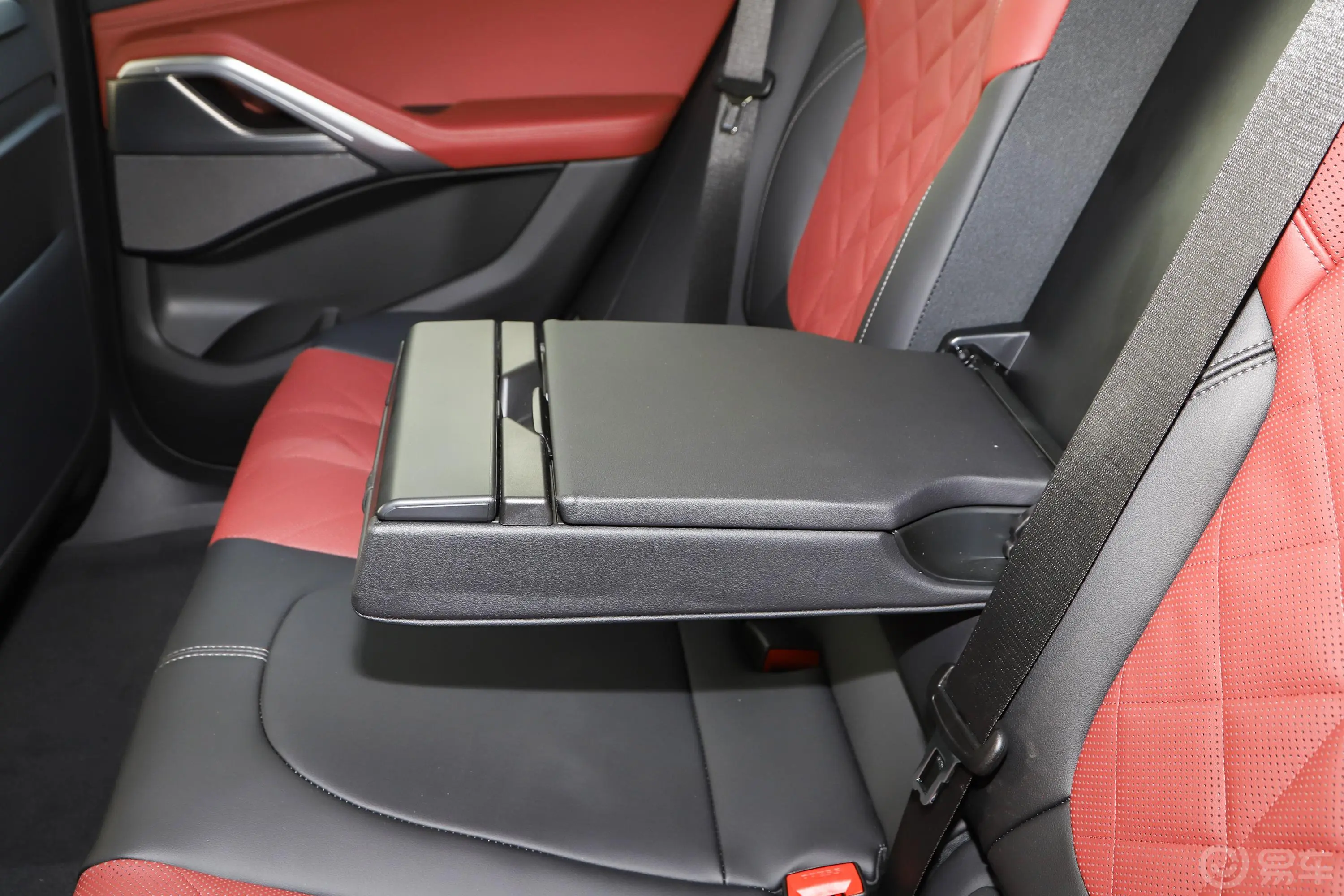 宝马X6xDrive40i 尊享型 M运动套装后排中央扶手