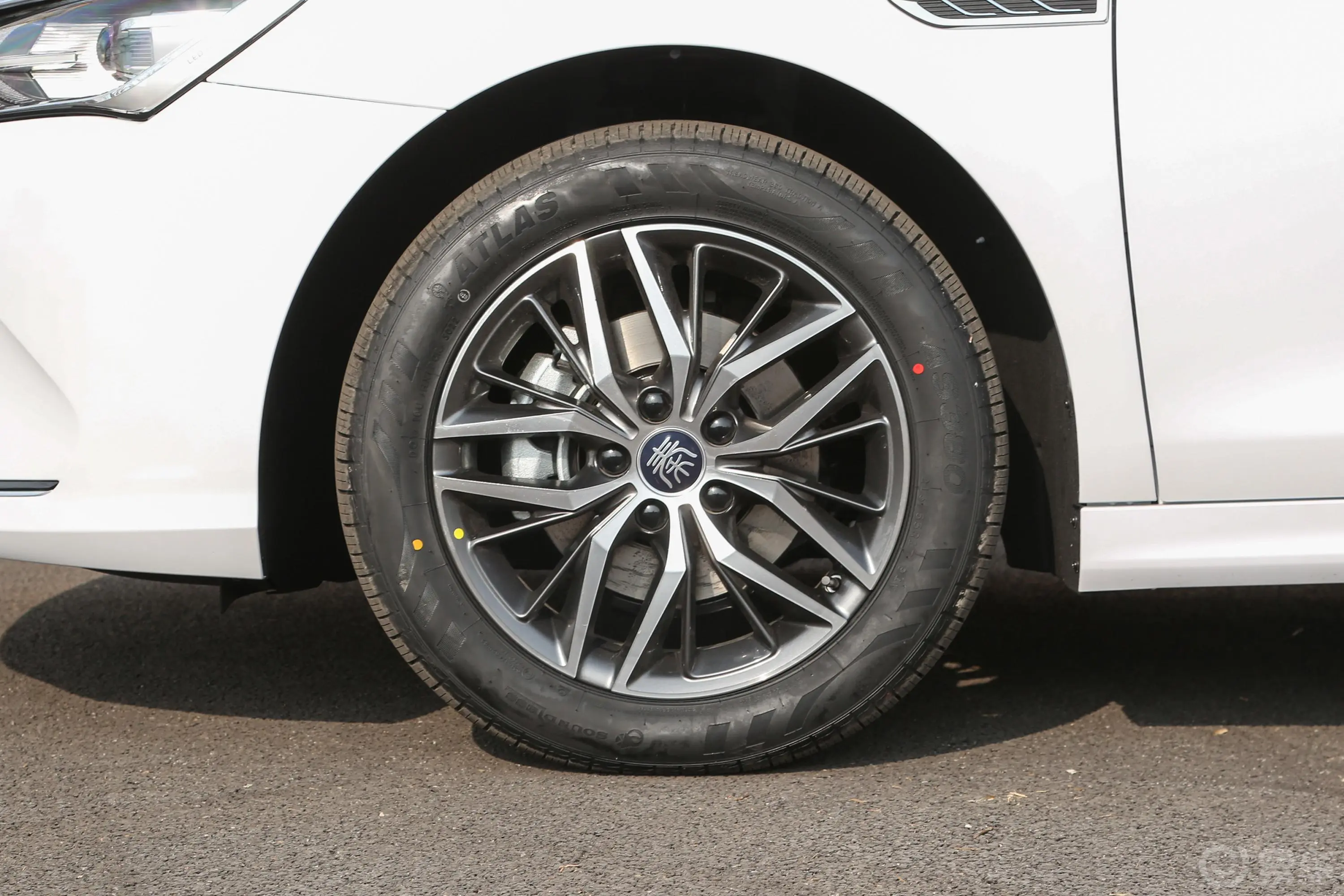 秦PLUS新能源DM-i 冠军版 1.5L 120km 领先型前轮毂造型