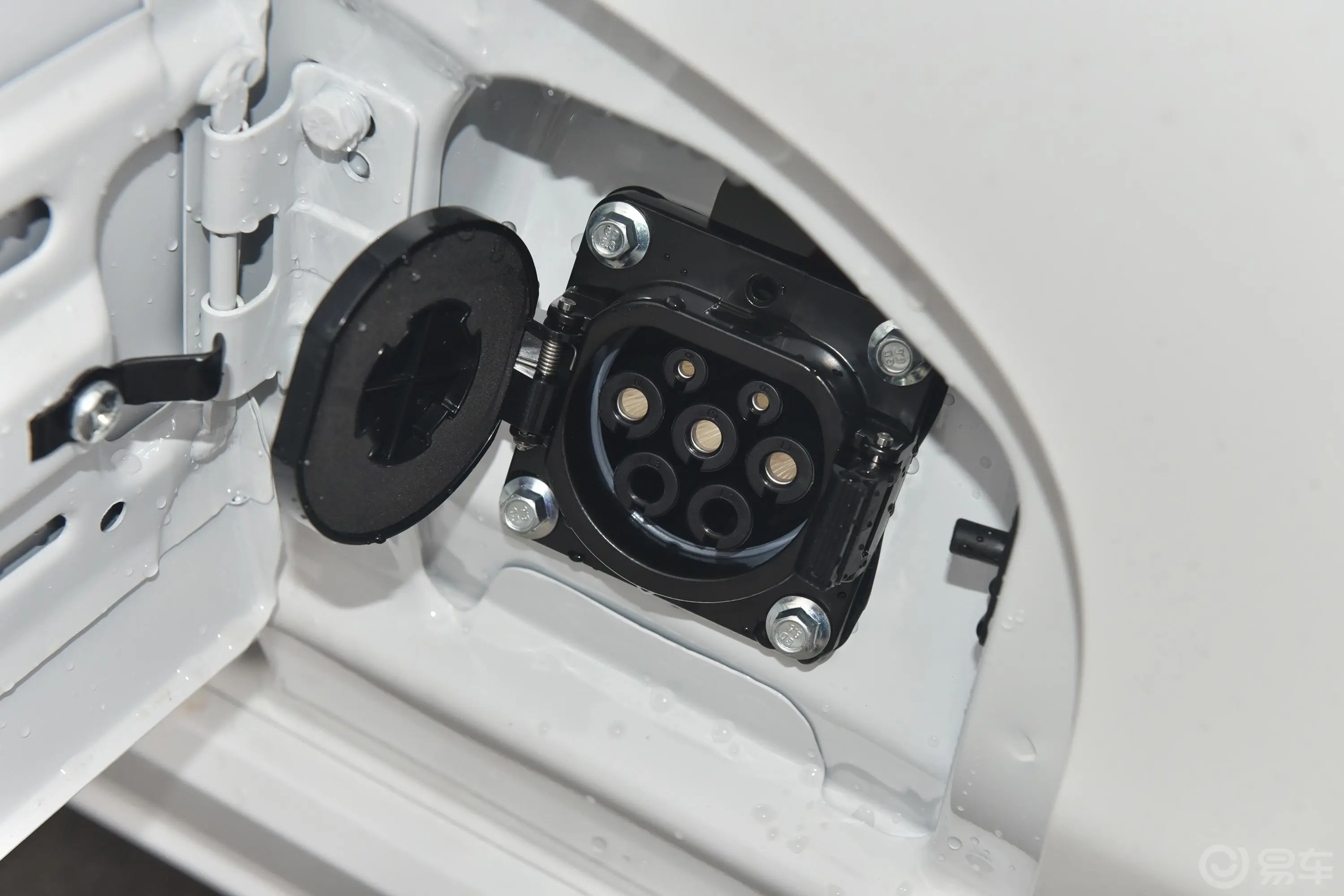 金杯新能源新海狮EV305km 舒适型慢充充电口
