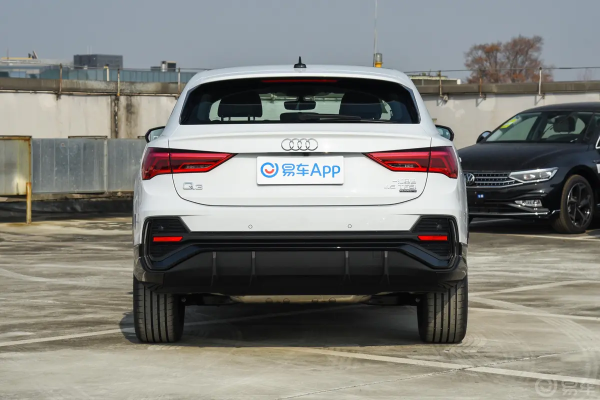 奥迪Q3 Sportback45 TFSI quattro 时尚型正后水平