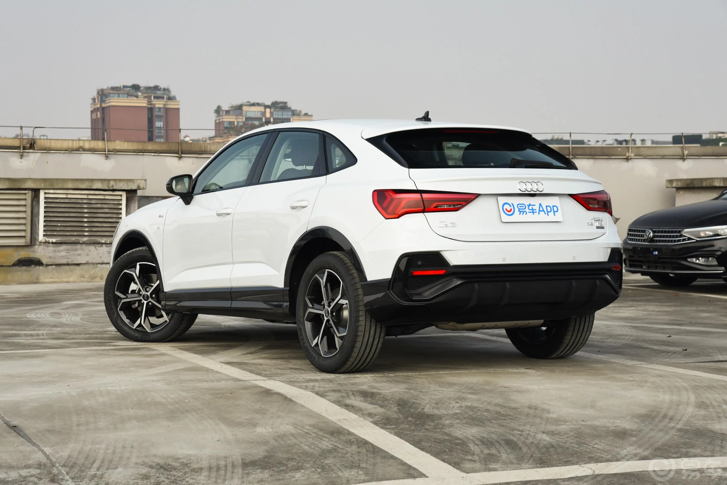 奥迪Q3 Sportback45 TFSI quattro 时尚型侧后45度车头向左水平