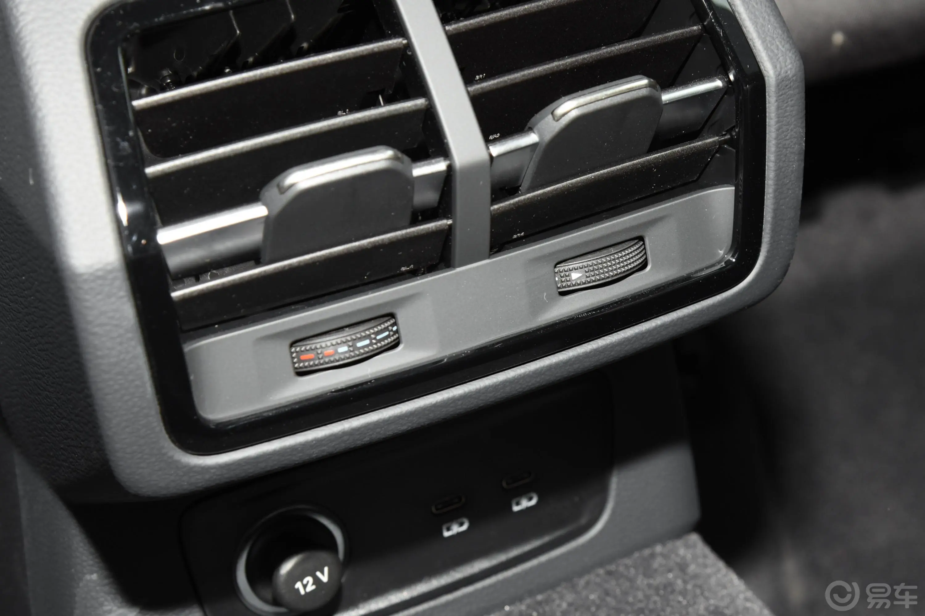 奥迪Q3 Sportback45 TFSI quattro 时尚型后排空调控制键