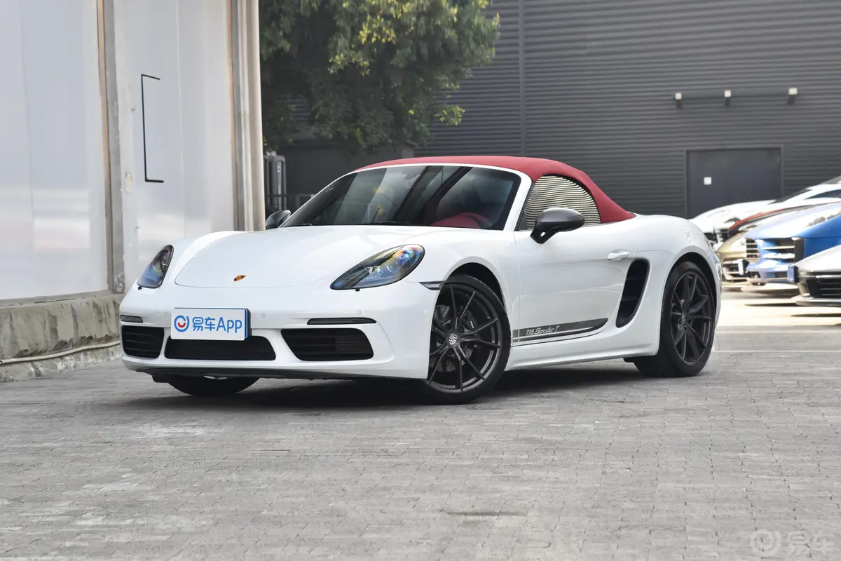 保时捷718Boxster T 2.0T侧前45度车头向左水平