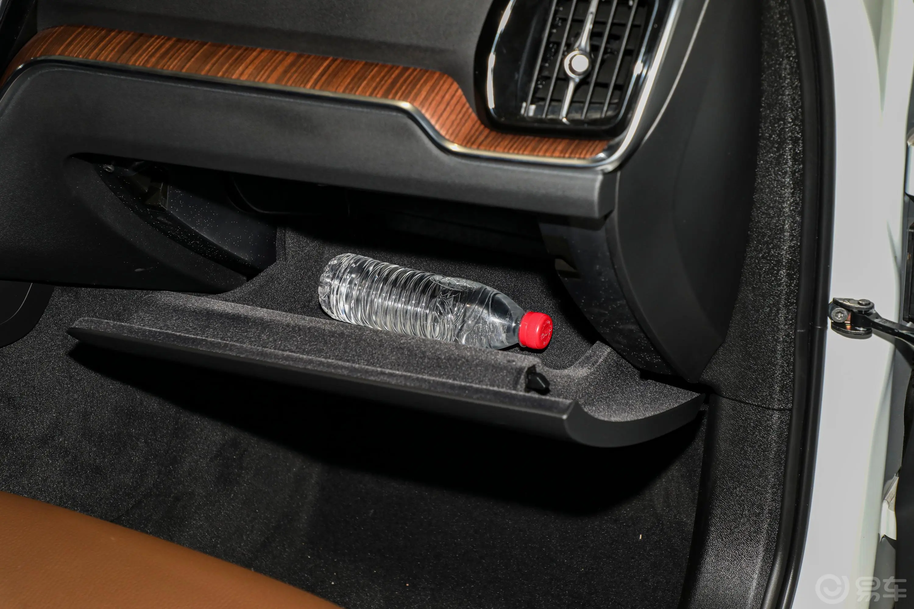 沃尔沃V60B4 双离合智逸豪华版手套箱空间水瓶横置