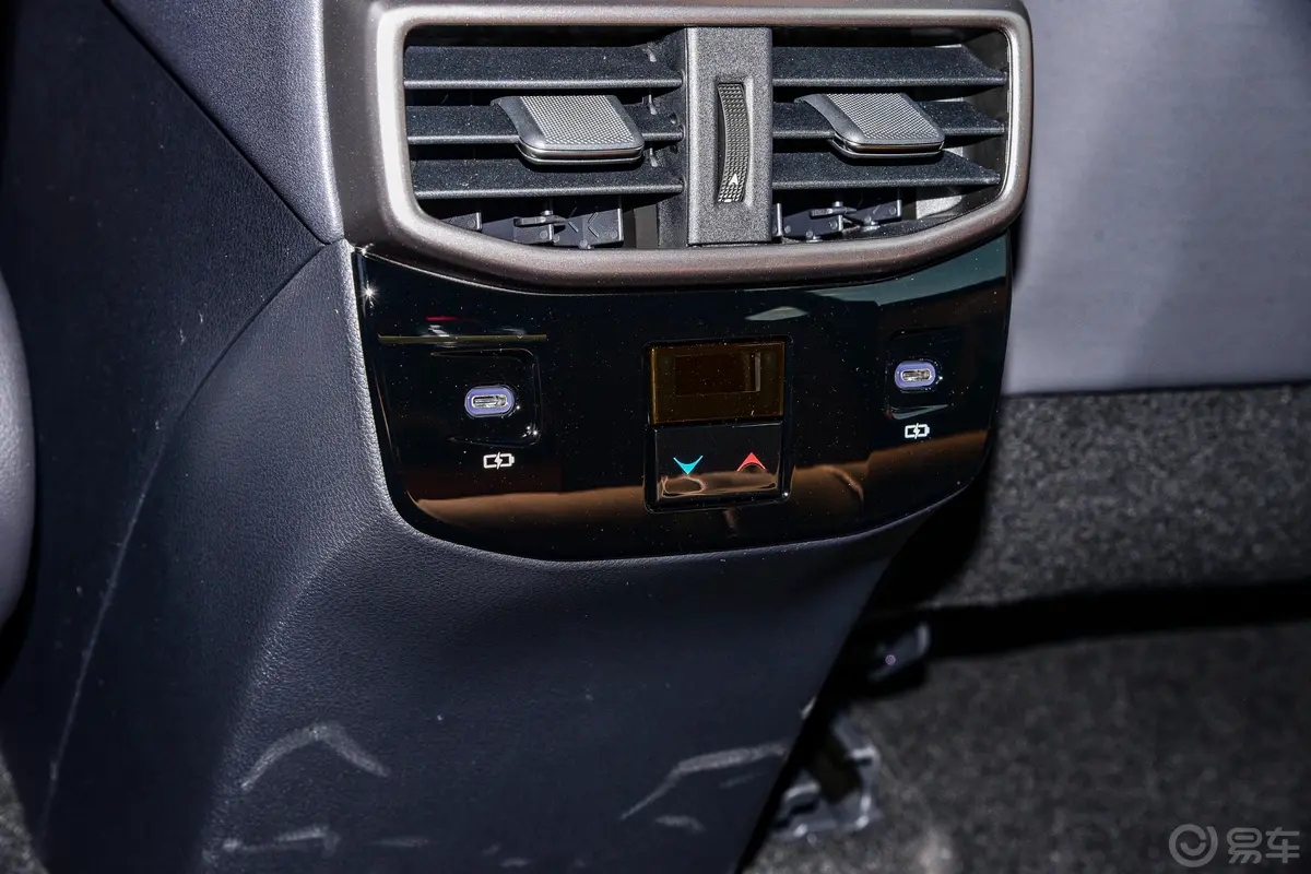 雷克萨斯RX350h 两驱舒享版后排空调控制键