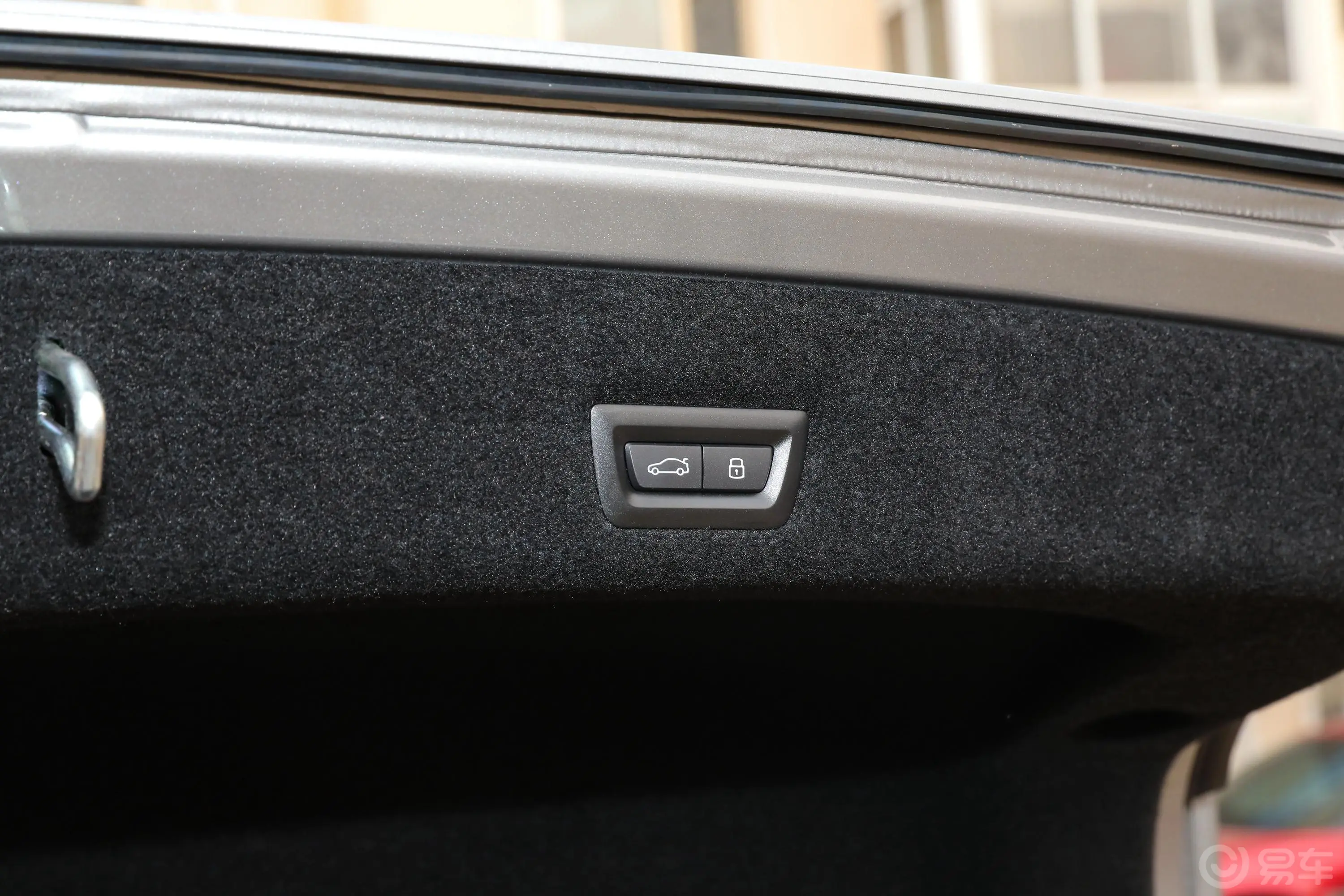 宝马7系740Li 领先型 豪华套装电动尾门按键（手动扶手）